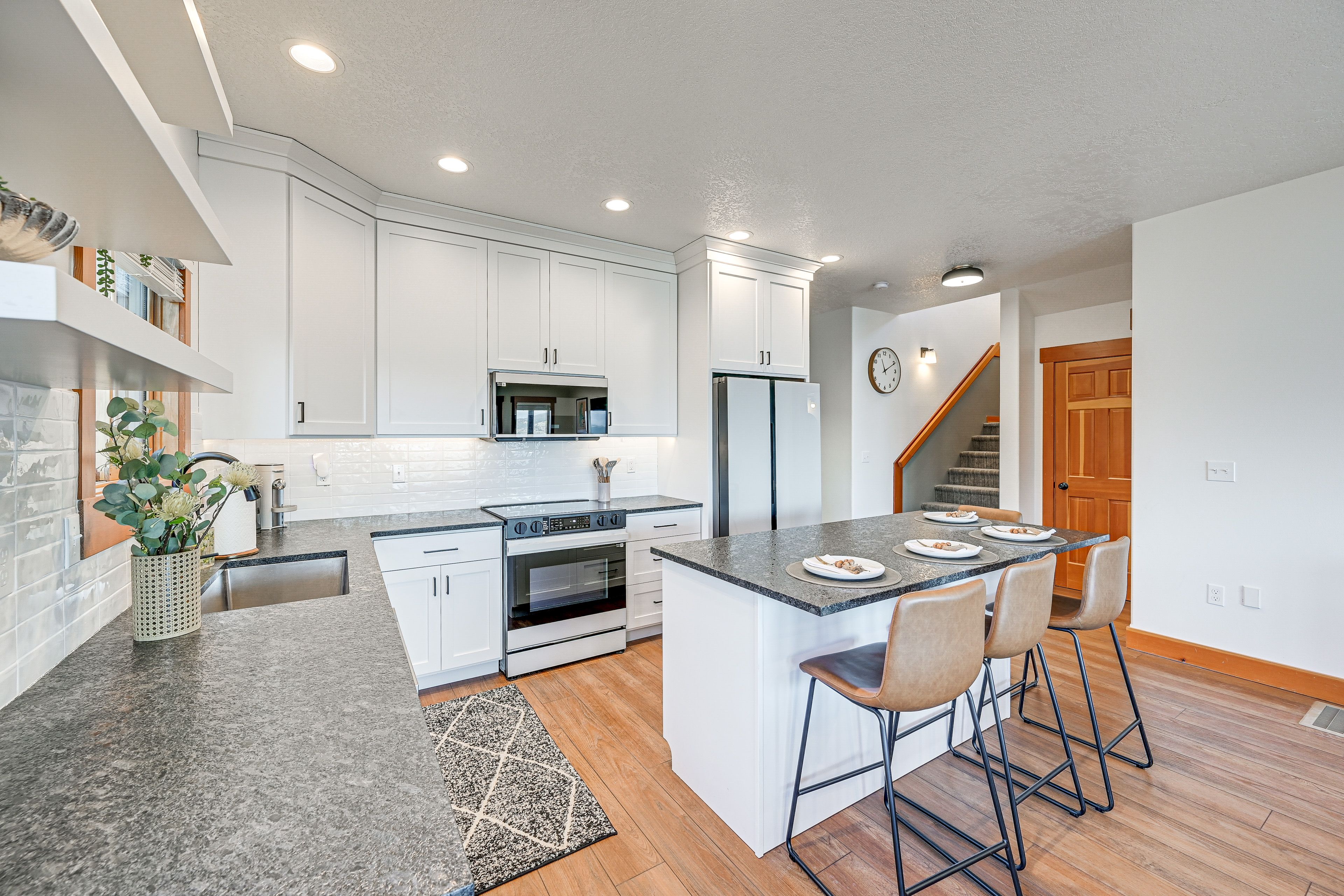 Kitchen | Pod Coffee Maker | Dishwasher | Blender | 1st Floor