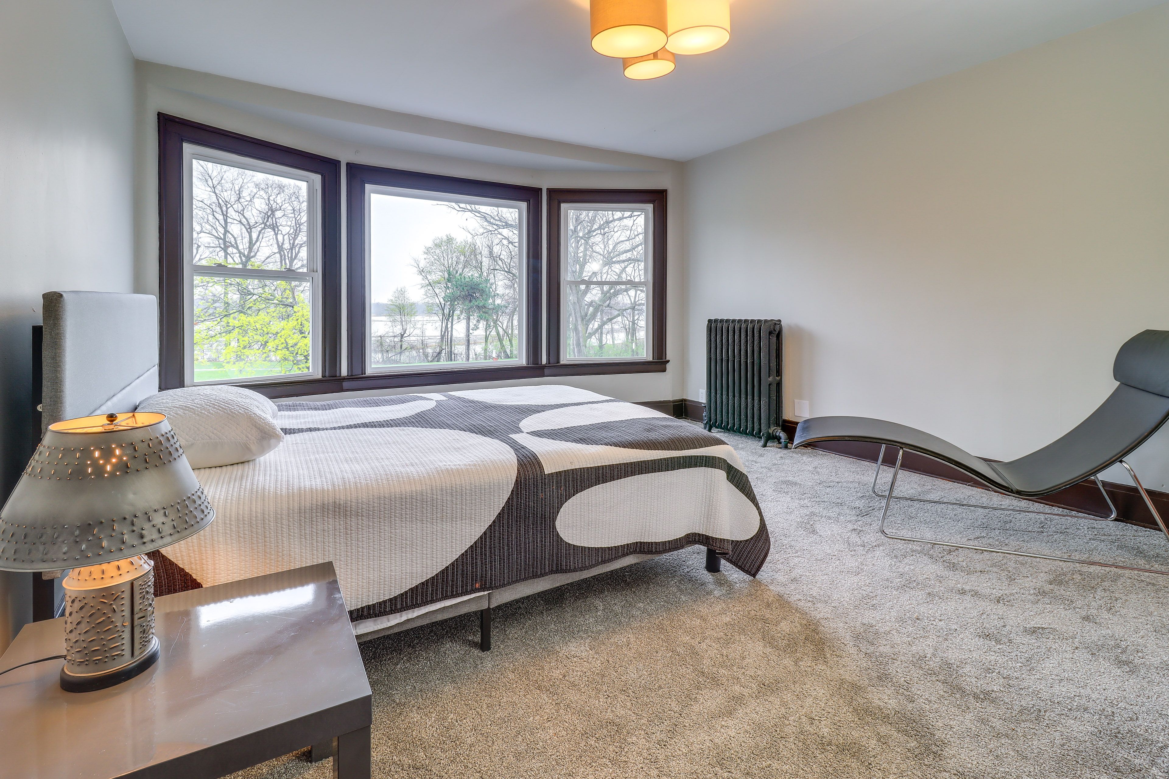 Bedroom 1 | Queen Bed