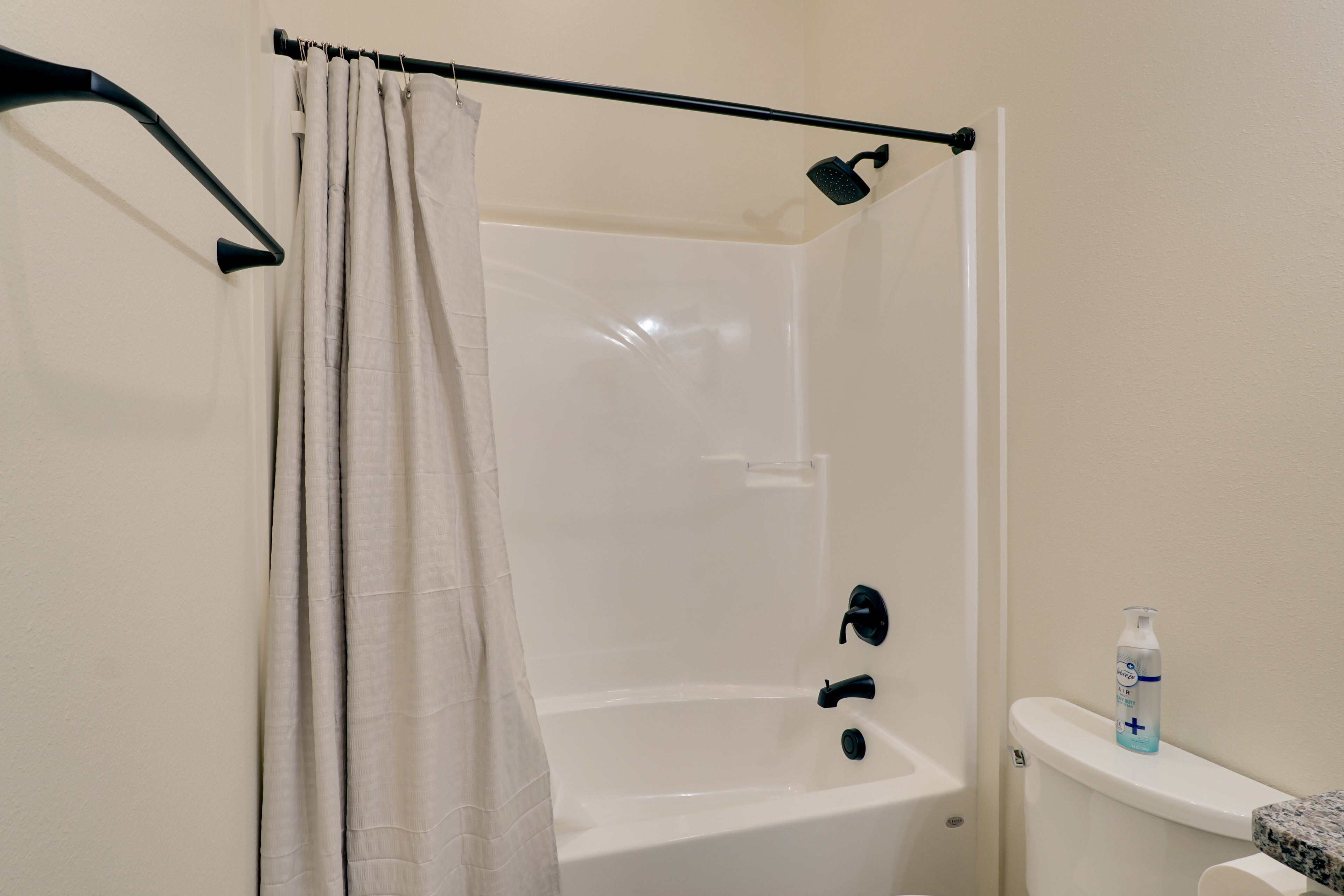 Full Bathroom | Towels Provided