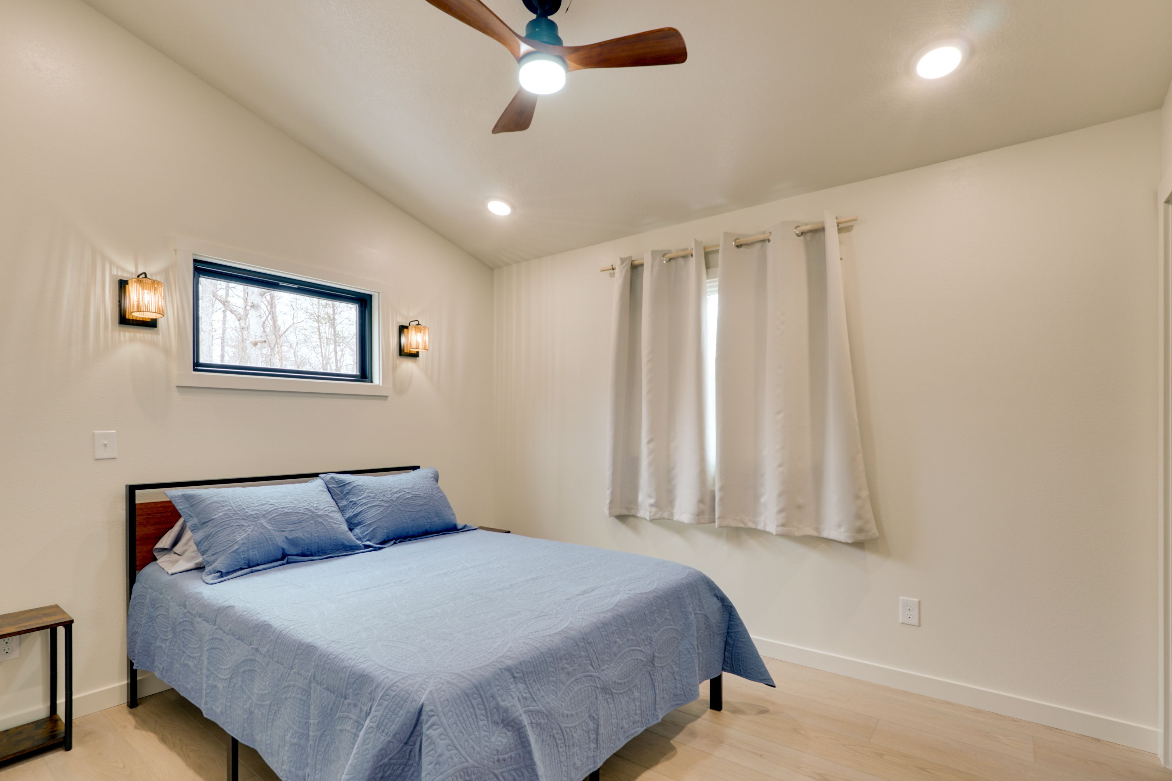 Bedroom | Queen Bed | Linens Provided