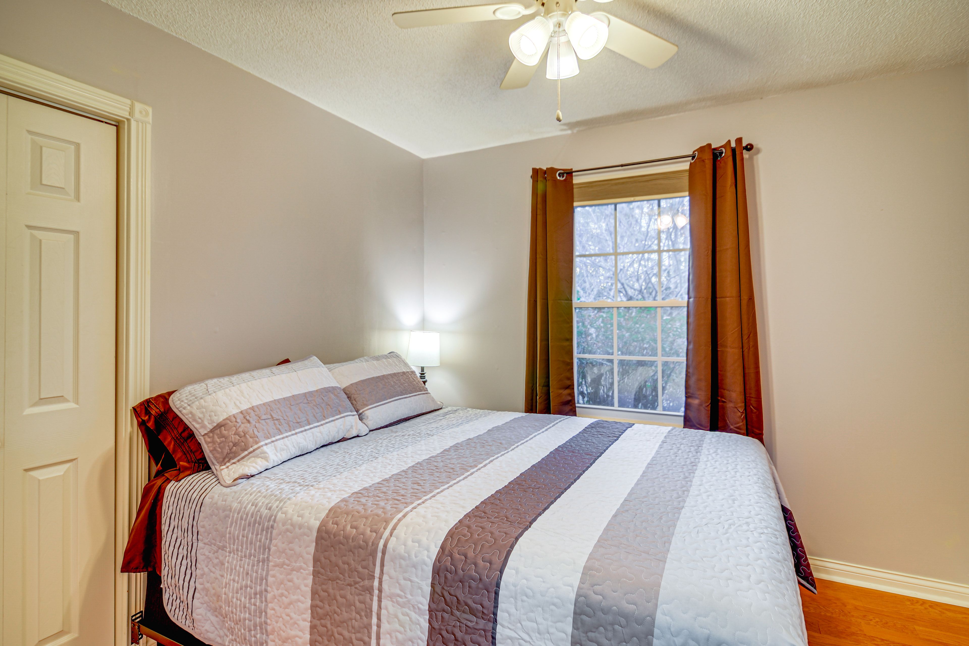 Bedroom 1 | Queen Bed | 1st Floor