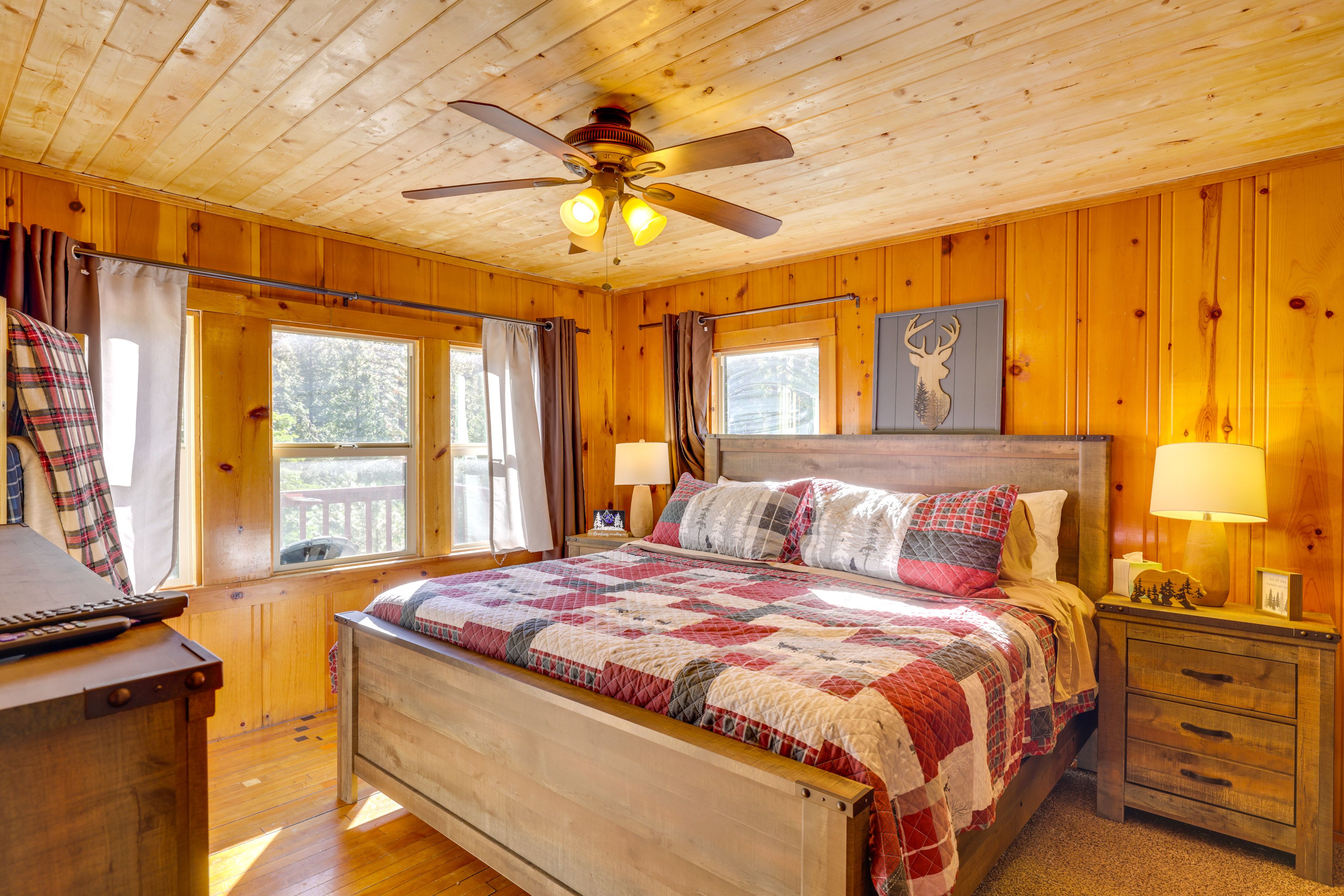 Bedroom | King Bed | 1st Floor