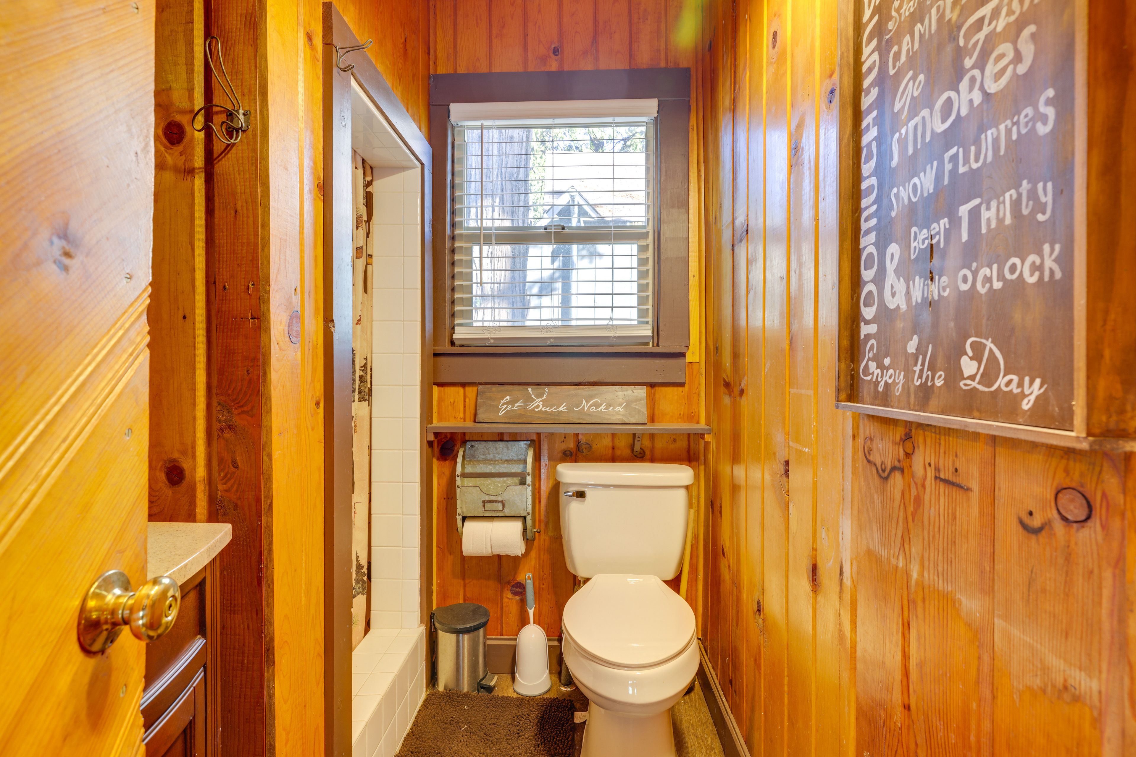 Full Bathroom | Shampoo & Conditioner | Body Wash | 1st Floor