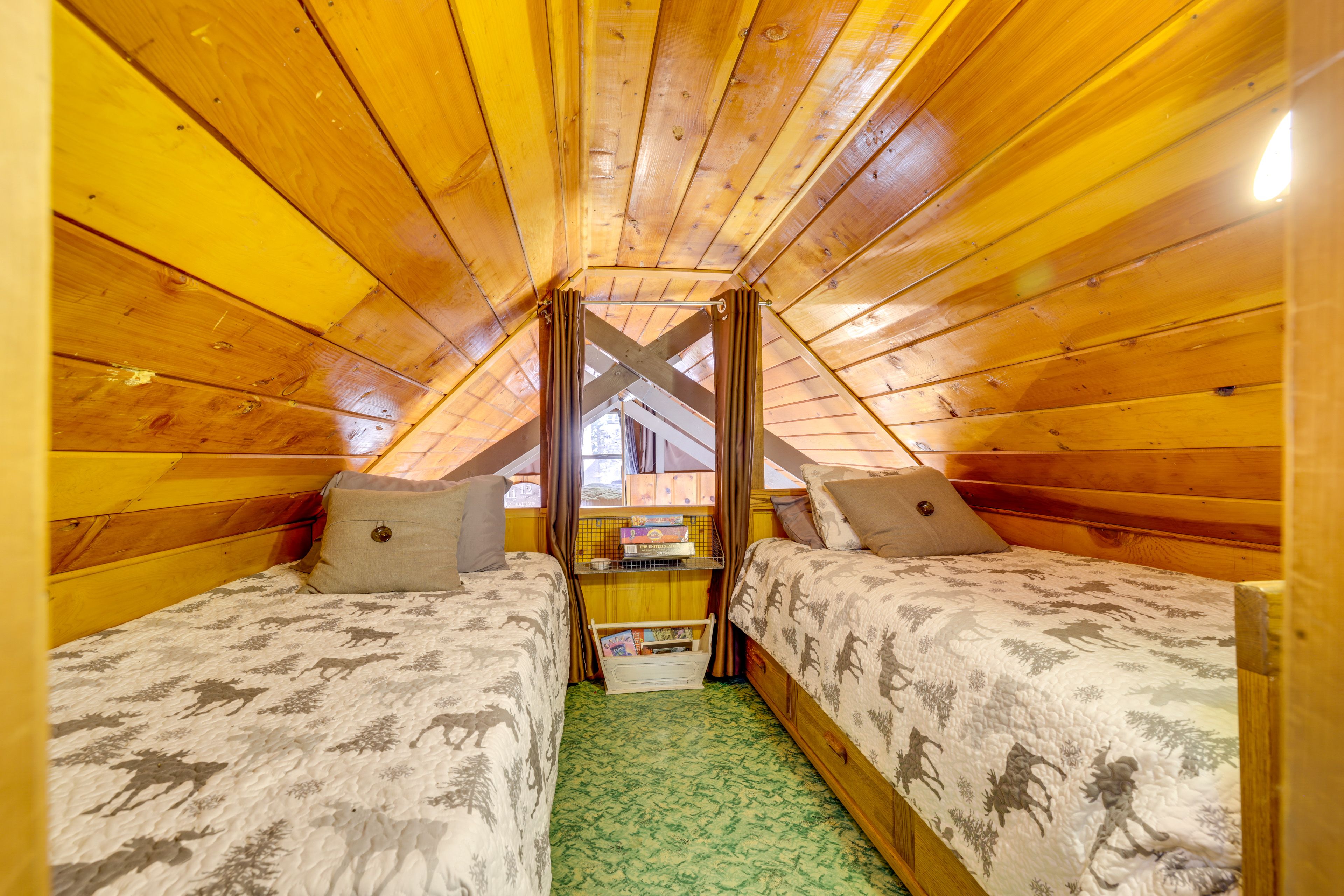 Bedroom 2 (Loft) | Queen Bed | 2 Twin Beds | 2nd Floor | Ladder Access