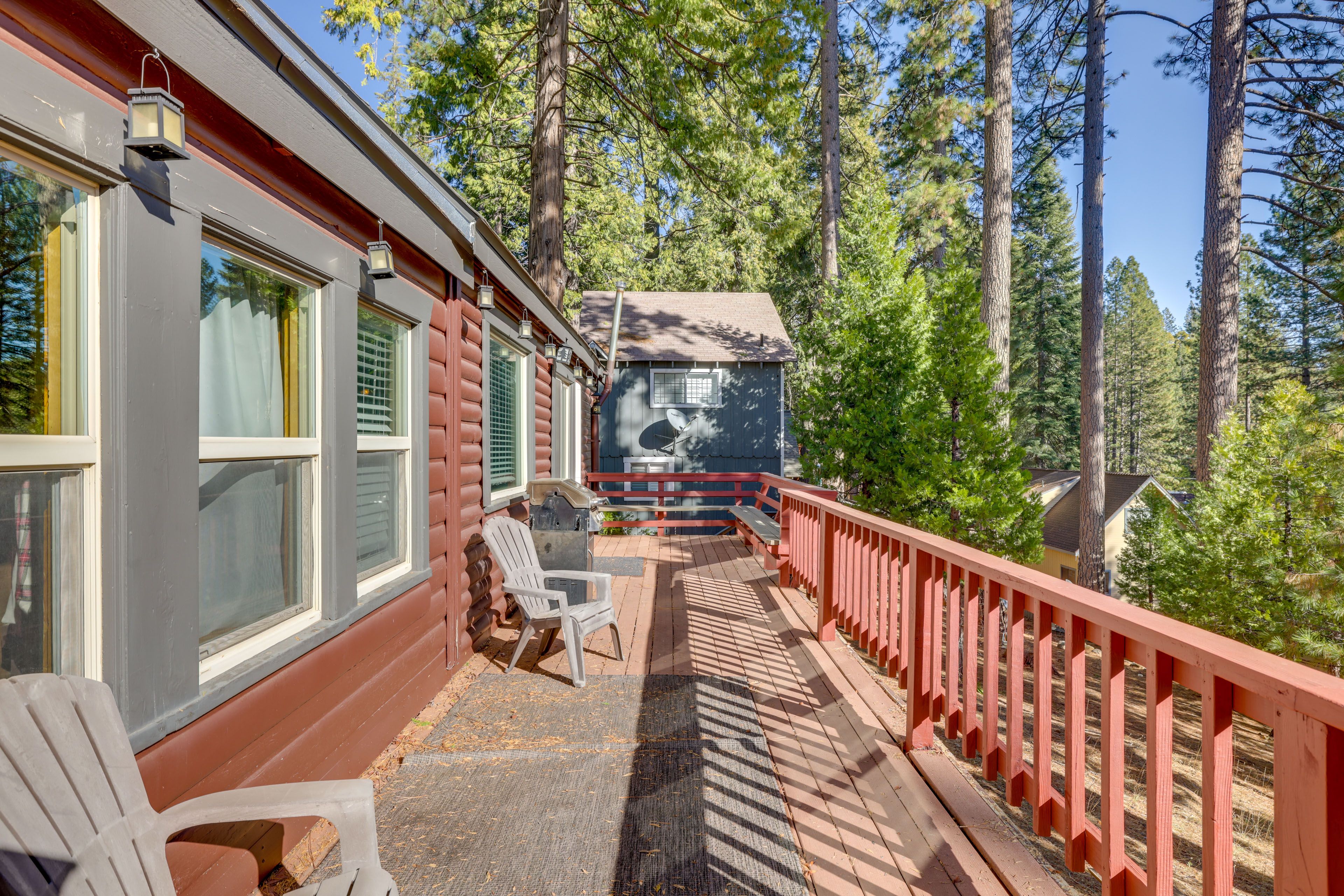 Wraparound Porch | Gas Grill | Dining Set