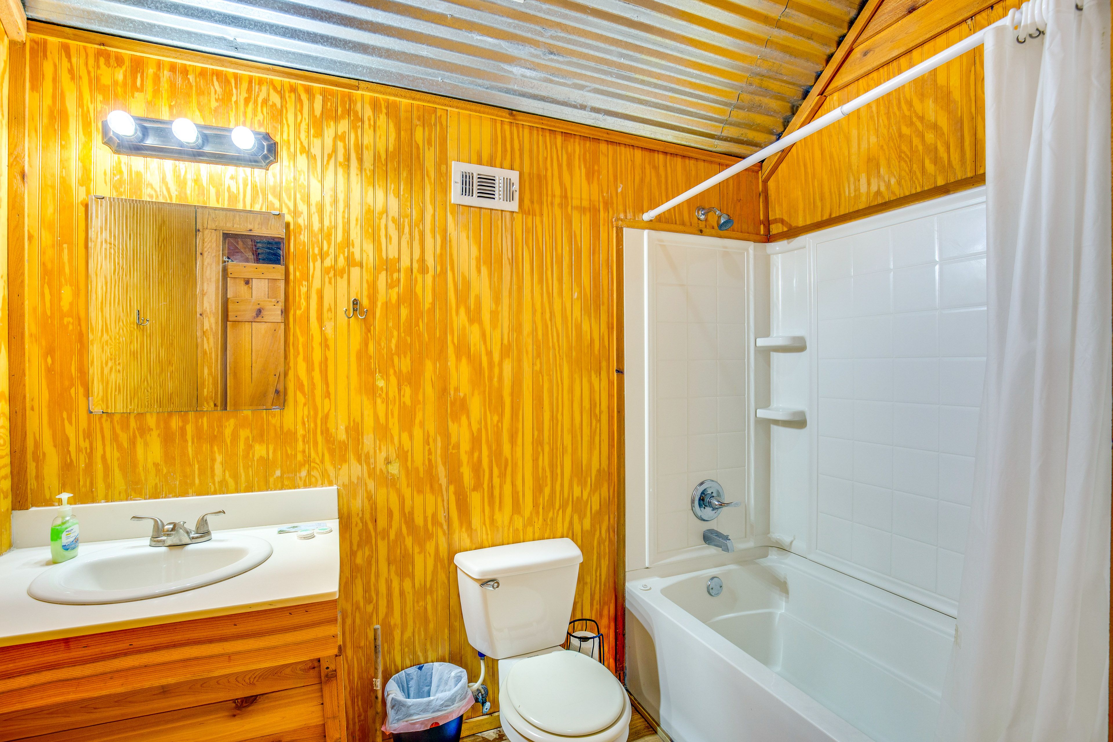 Full Bathroom | 3rd Floor