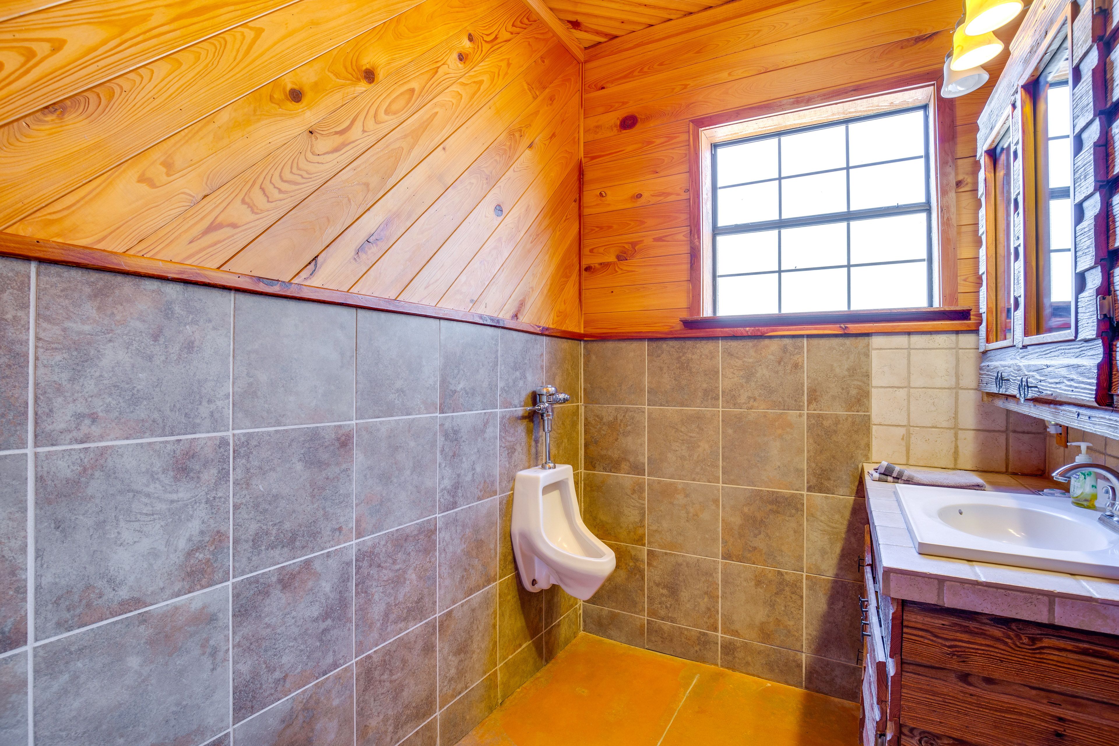 En-Suite Bathroom | 1st Floor