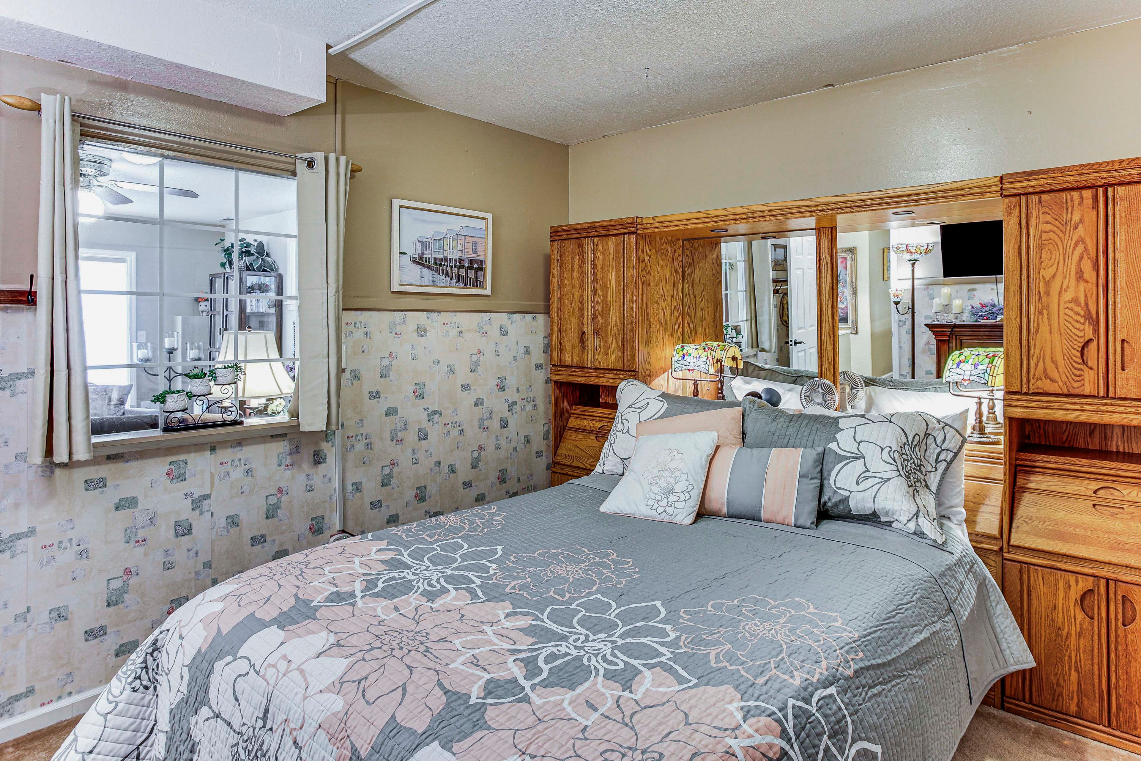 Bedroom | Queen Bed