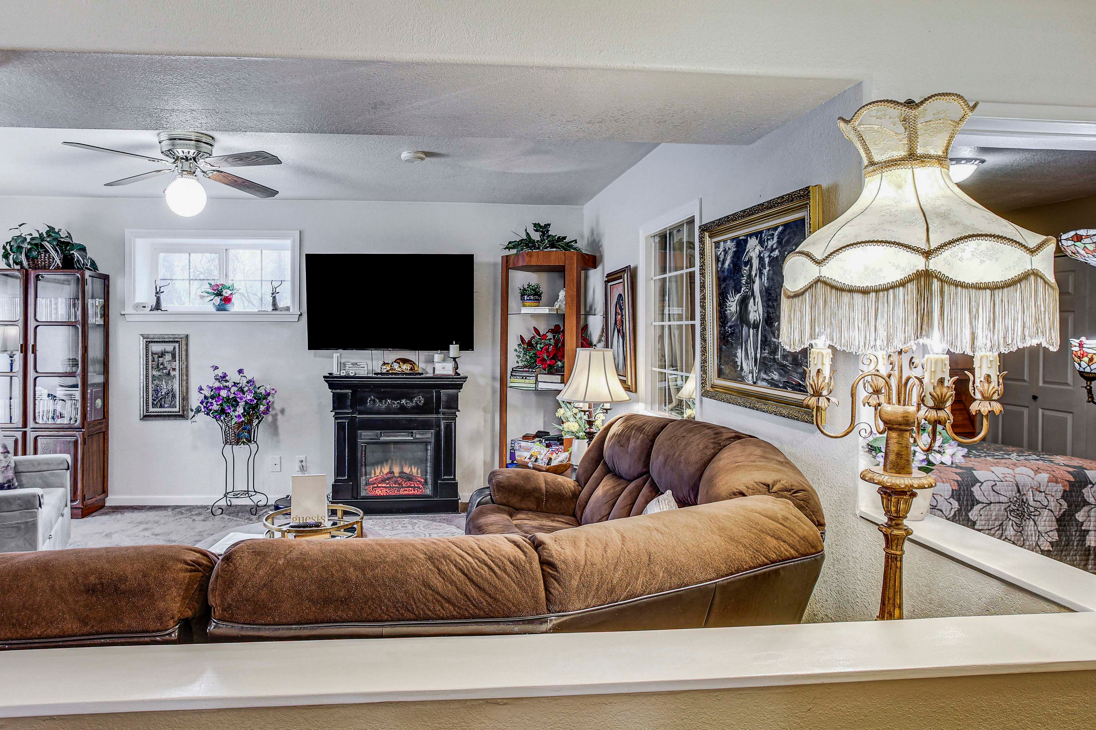Living Room | Free WiFi | Smart TV | Electric Fireplace | Sleeper Sofa
