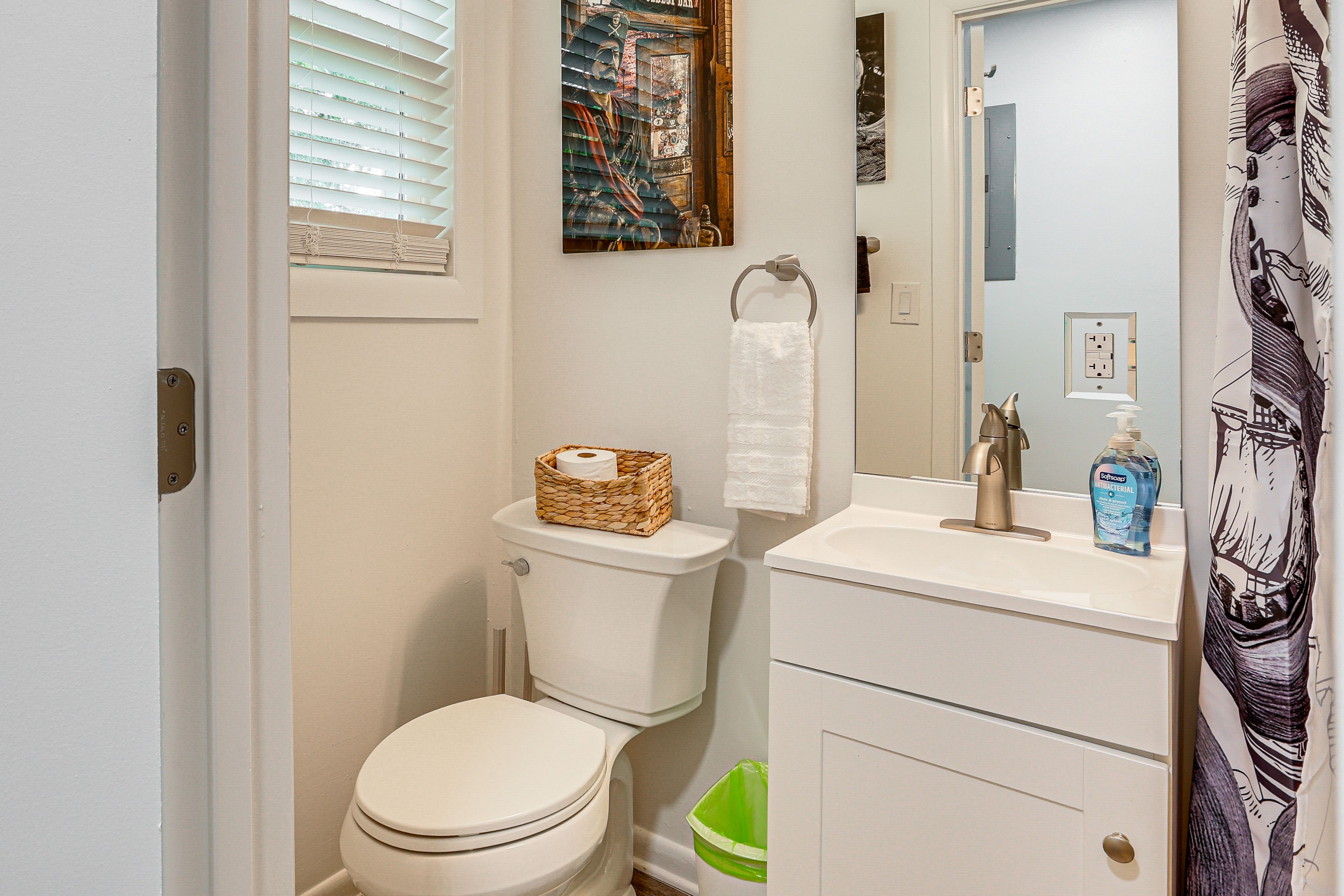 Full Bathroom | Towels Provided
