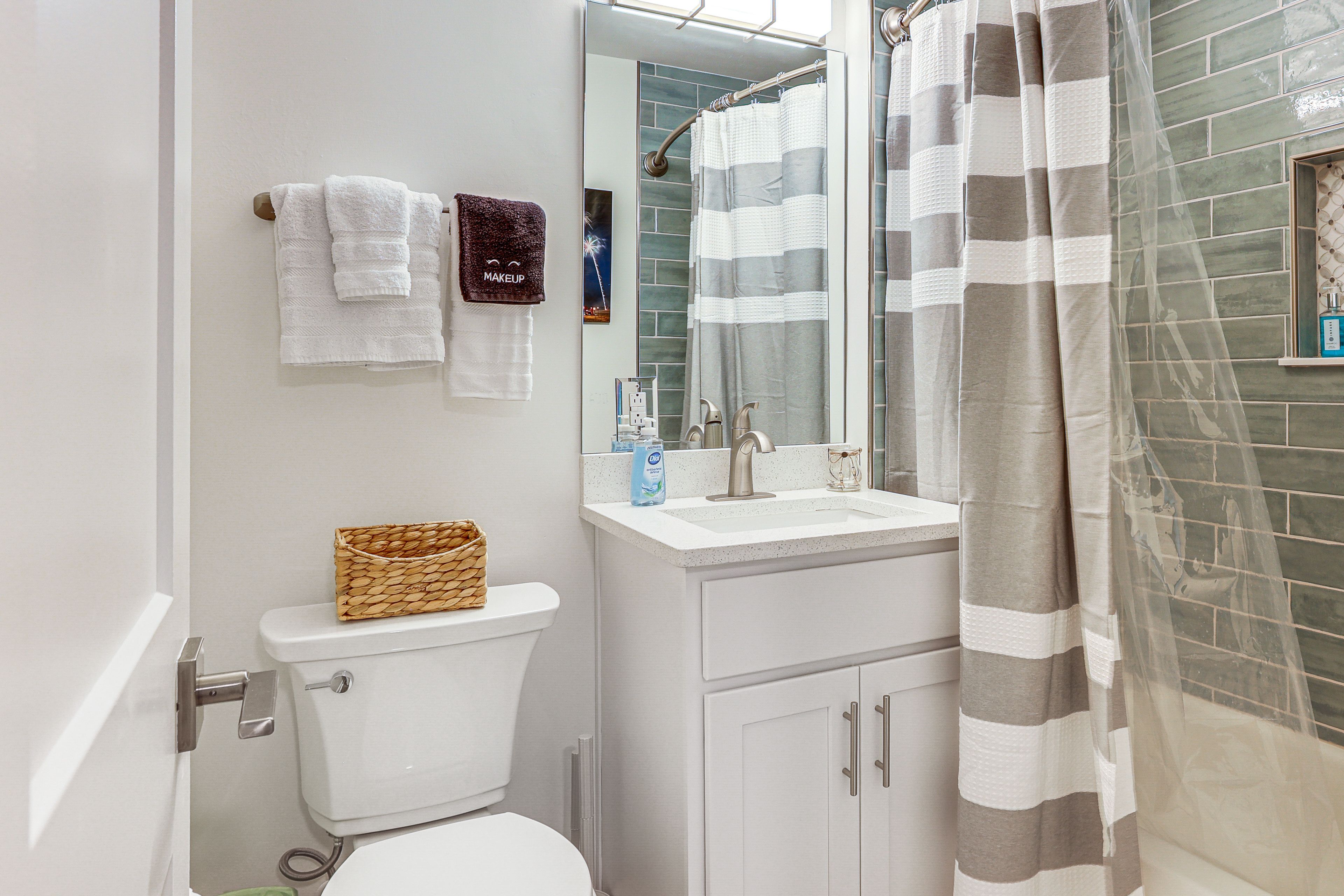Full Bathroom | Towels Provided