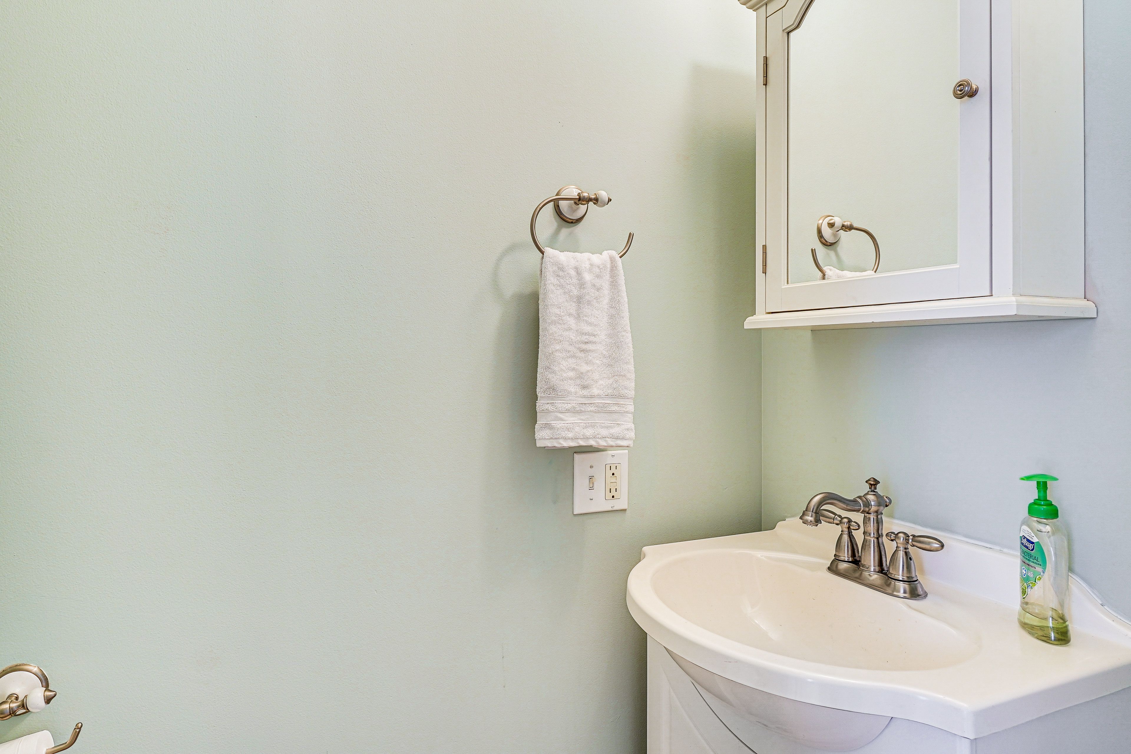 Half Bathroom | 1st Floor | Complimentary Toiletries | Towels Provided