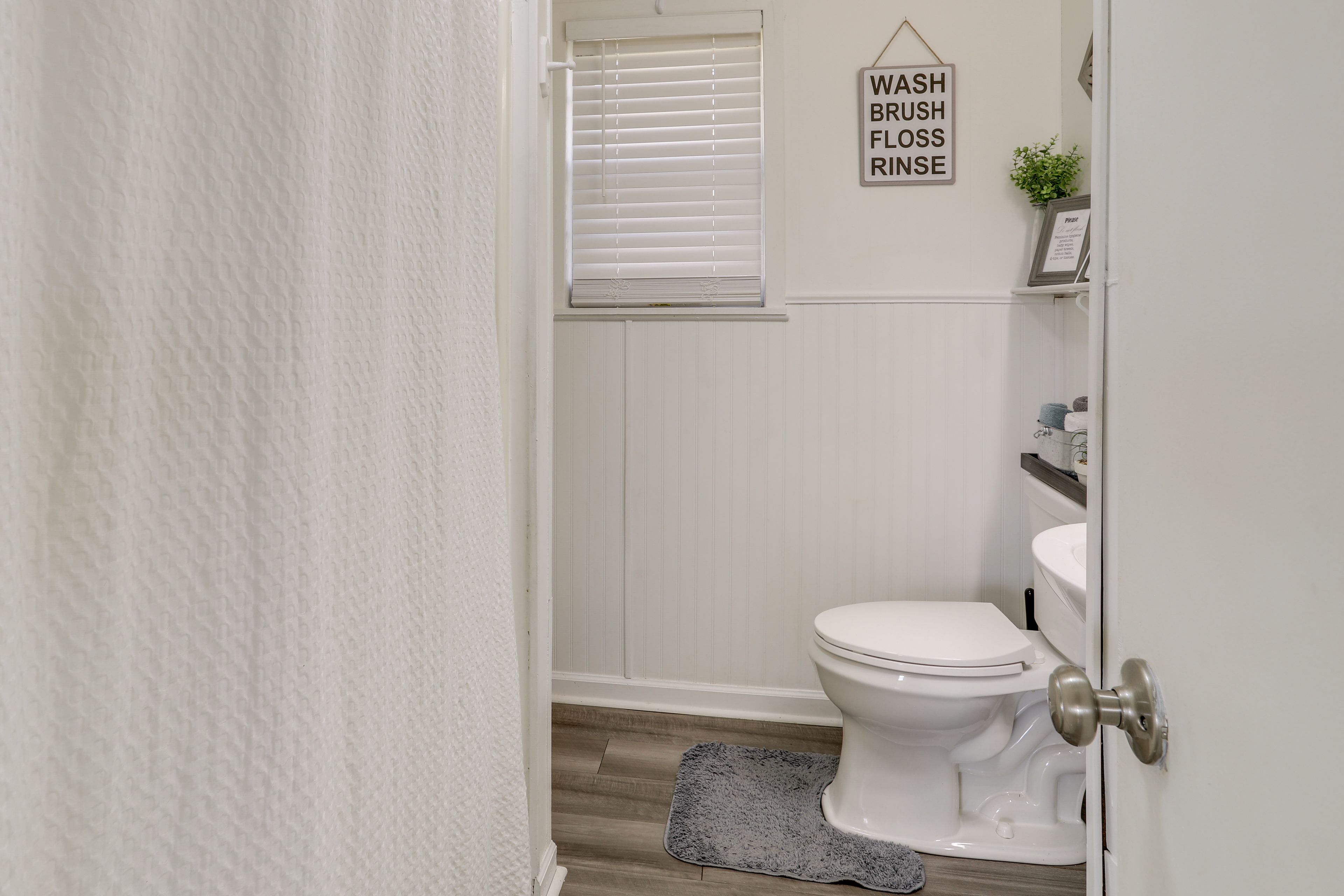 Full Bathroom | Towels Provided