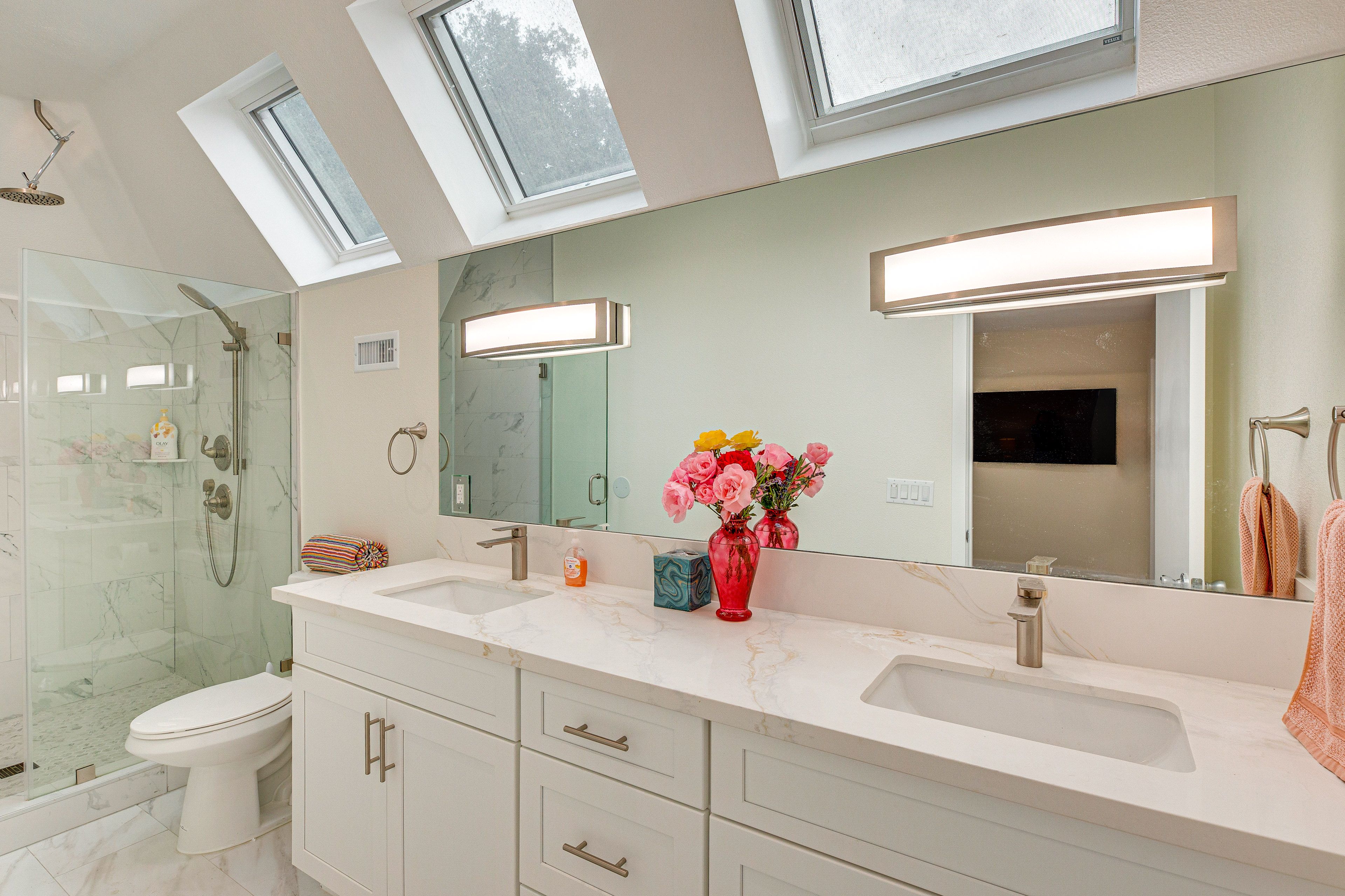 Full Bathroom | 2nd Floor | Complimentary Toiletries