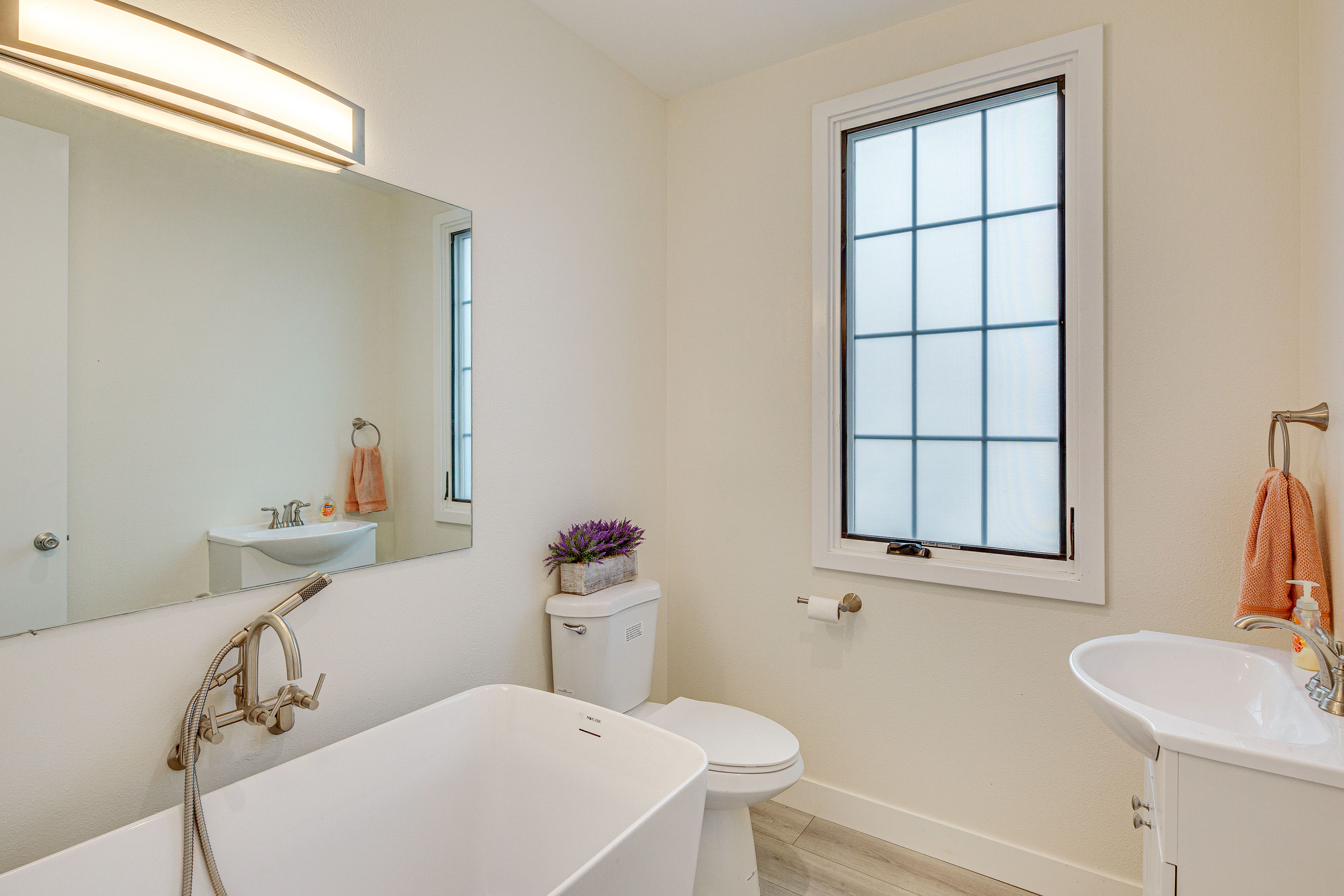 Full Bathroom | 1st Floor | Towels Provided