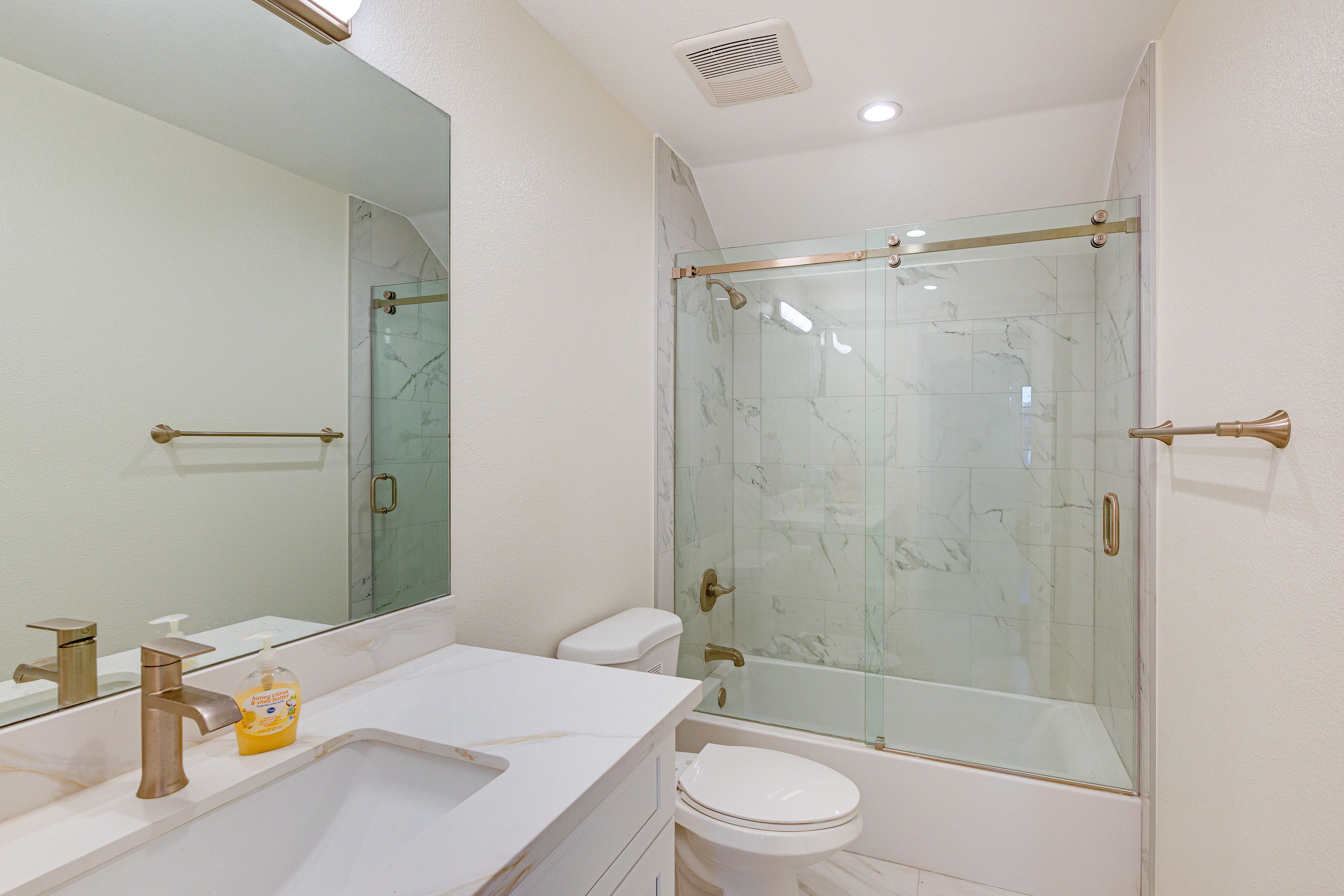 Full Bathroom | 2nd Floor
