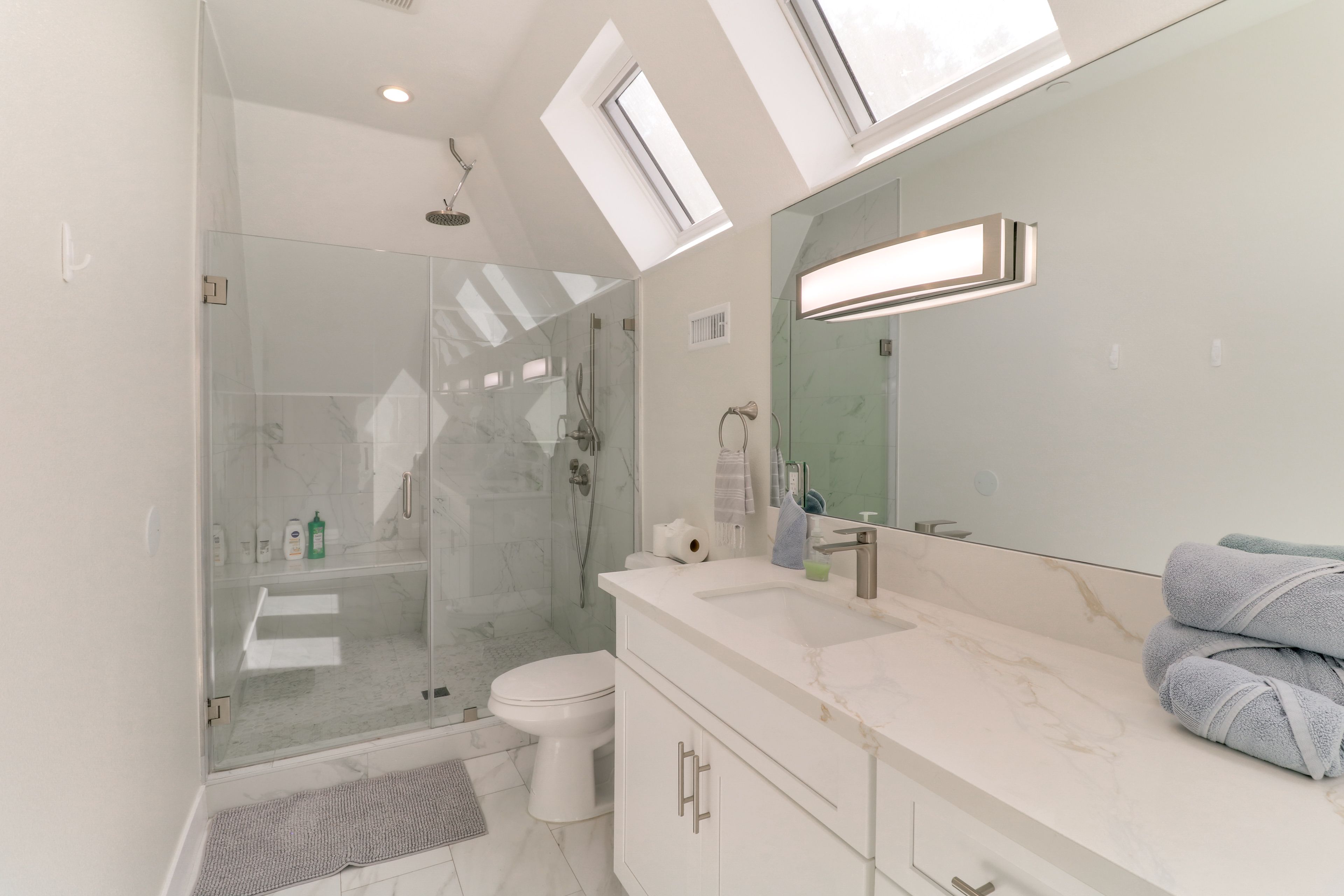 Full Bathroom | 2nd Floor | Complimentary Toiletries