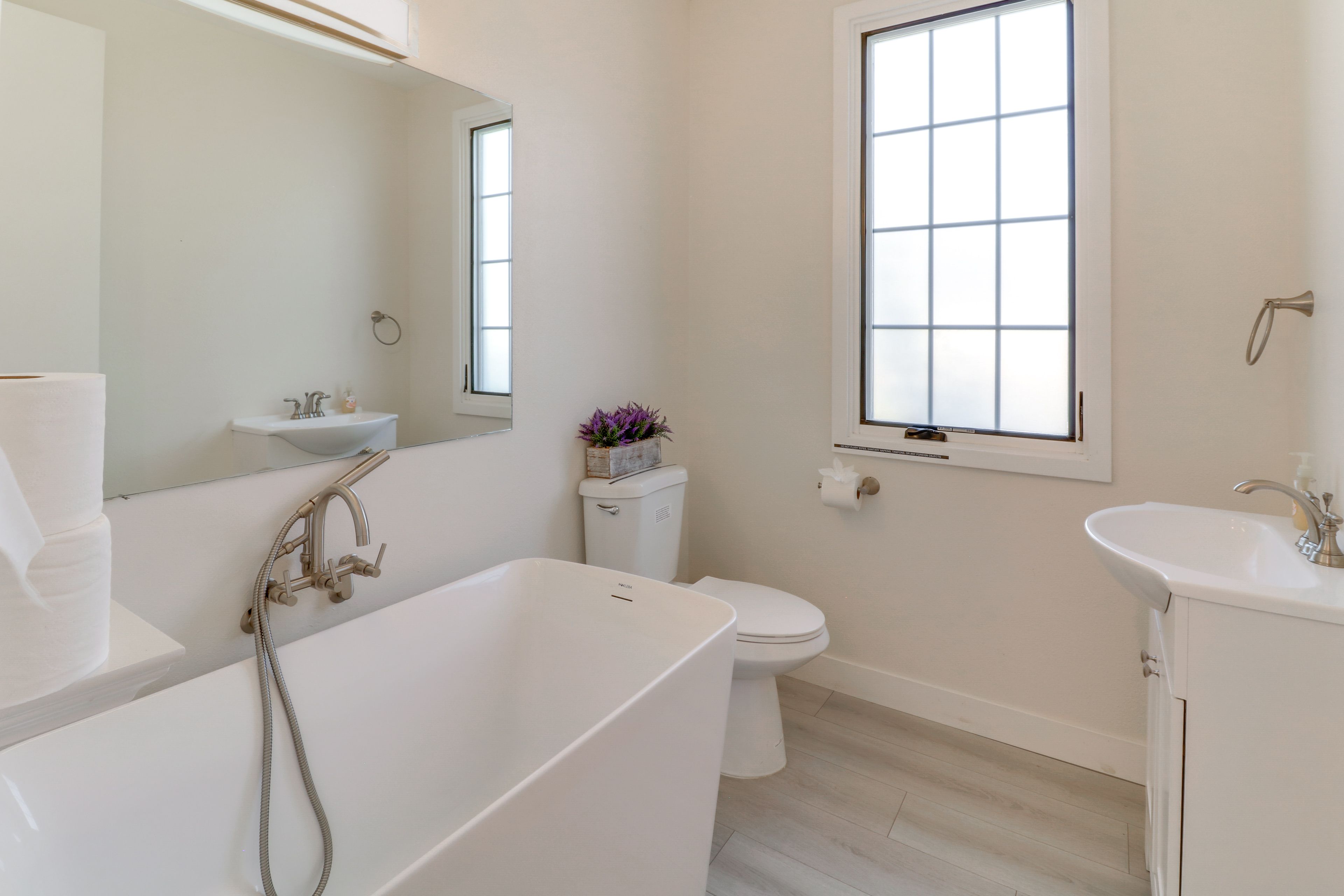 Full Bathroom | 1st Floor | Towels Provided