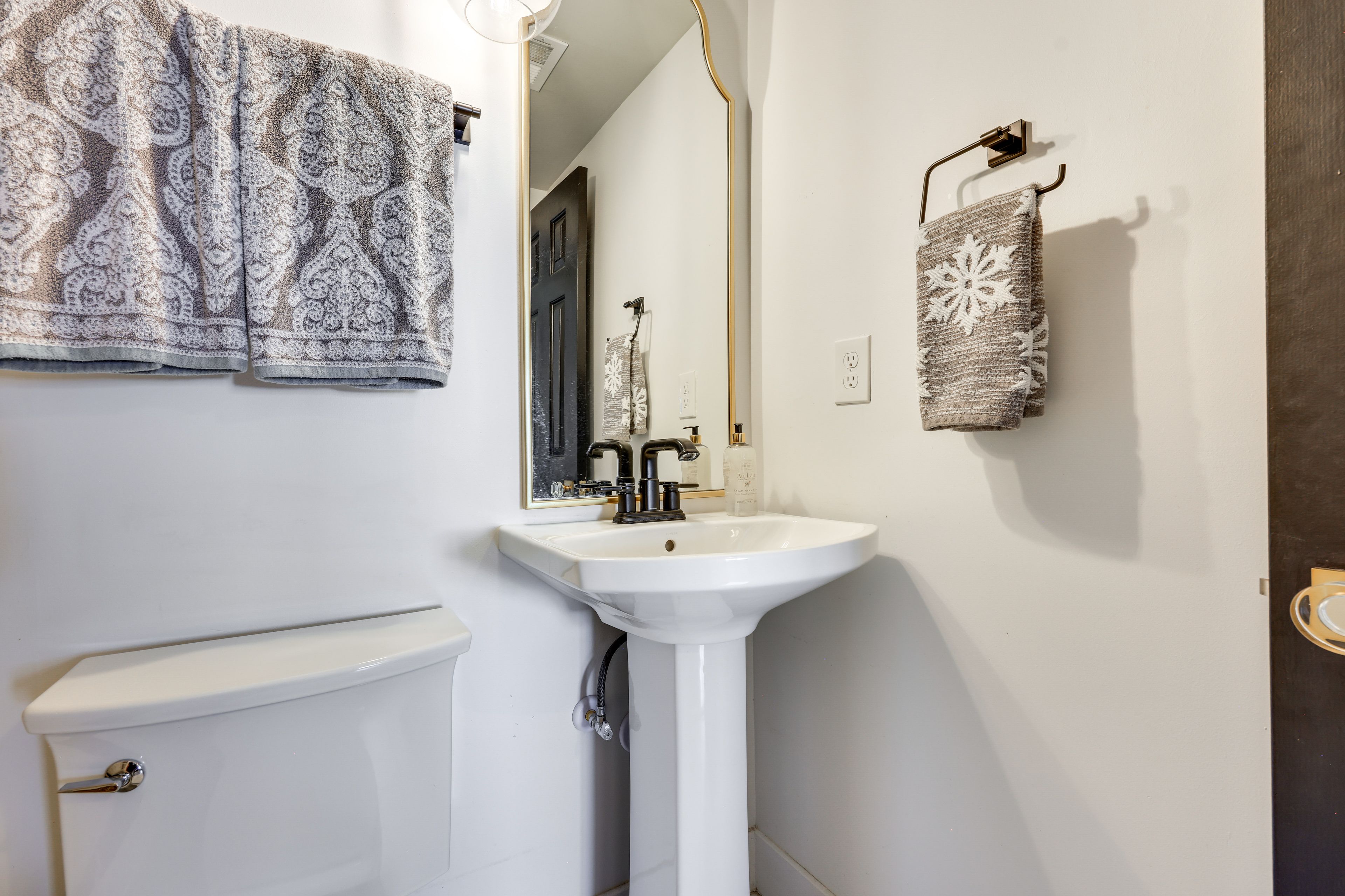 Full Bathroom | 3rd Floor | Complimentary Toiletries | Hair Dryer