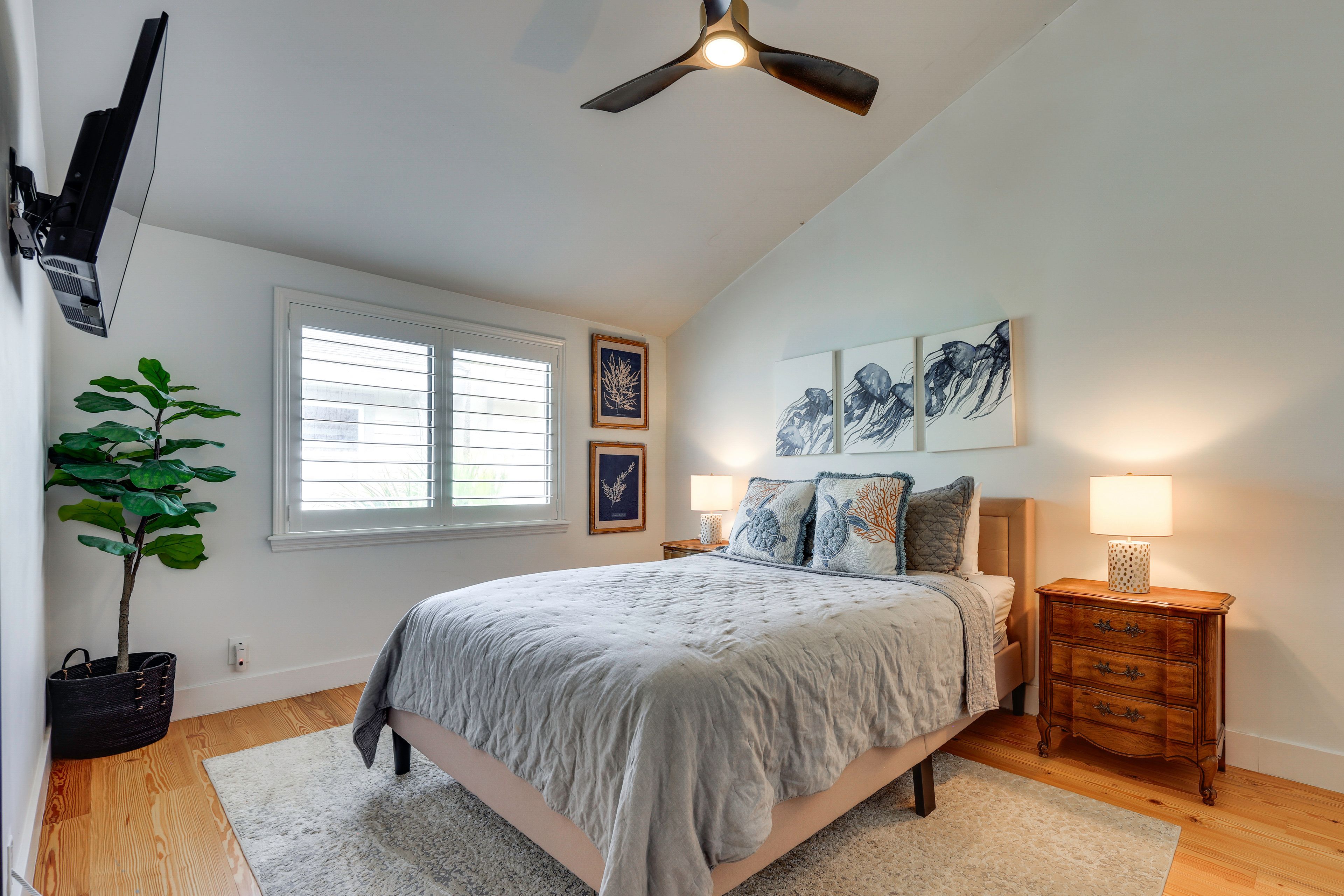 Bedroom 2 | 3rd Floor | Queen Bed | Smart TV