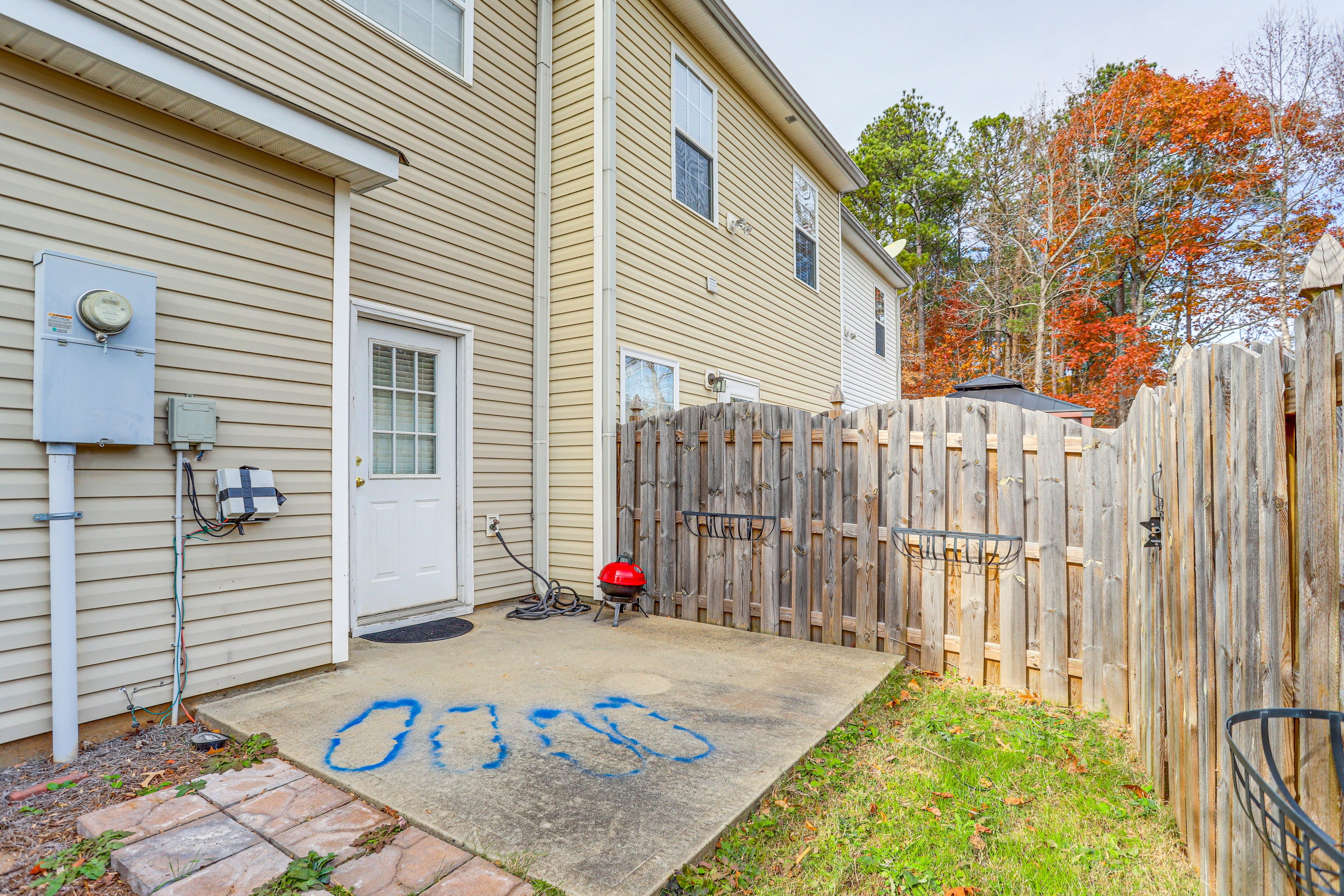Fenced Yard/Patio | Charcoal Grill