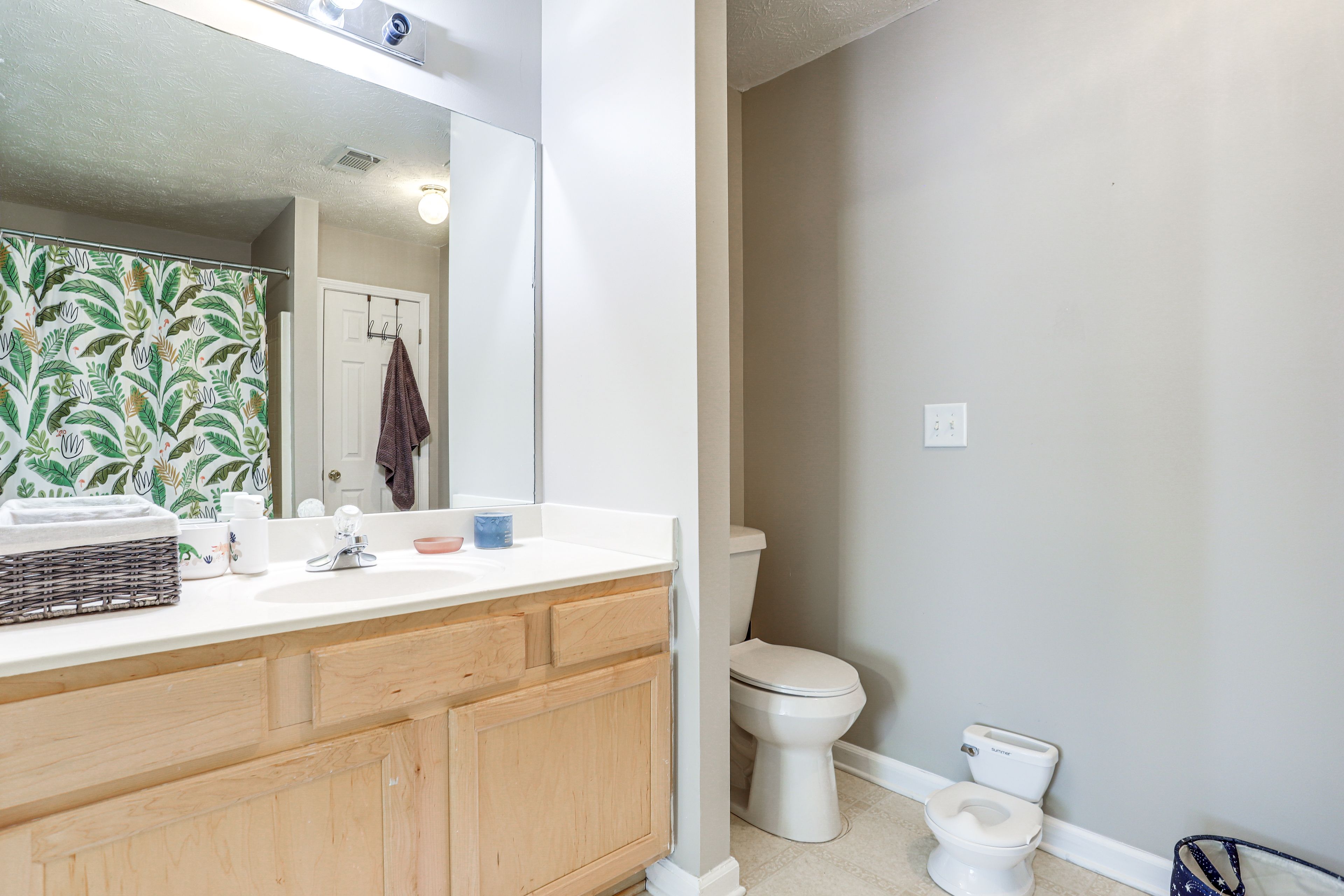 Full Bathroom | 2nd Floor | Complimentary Toiletries