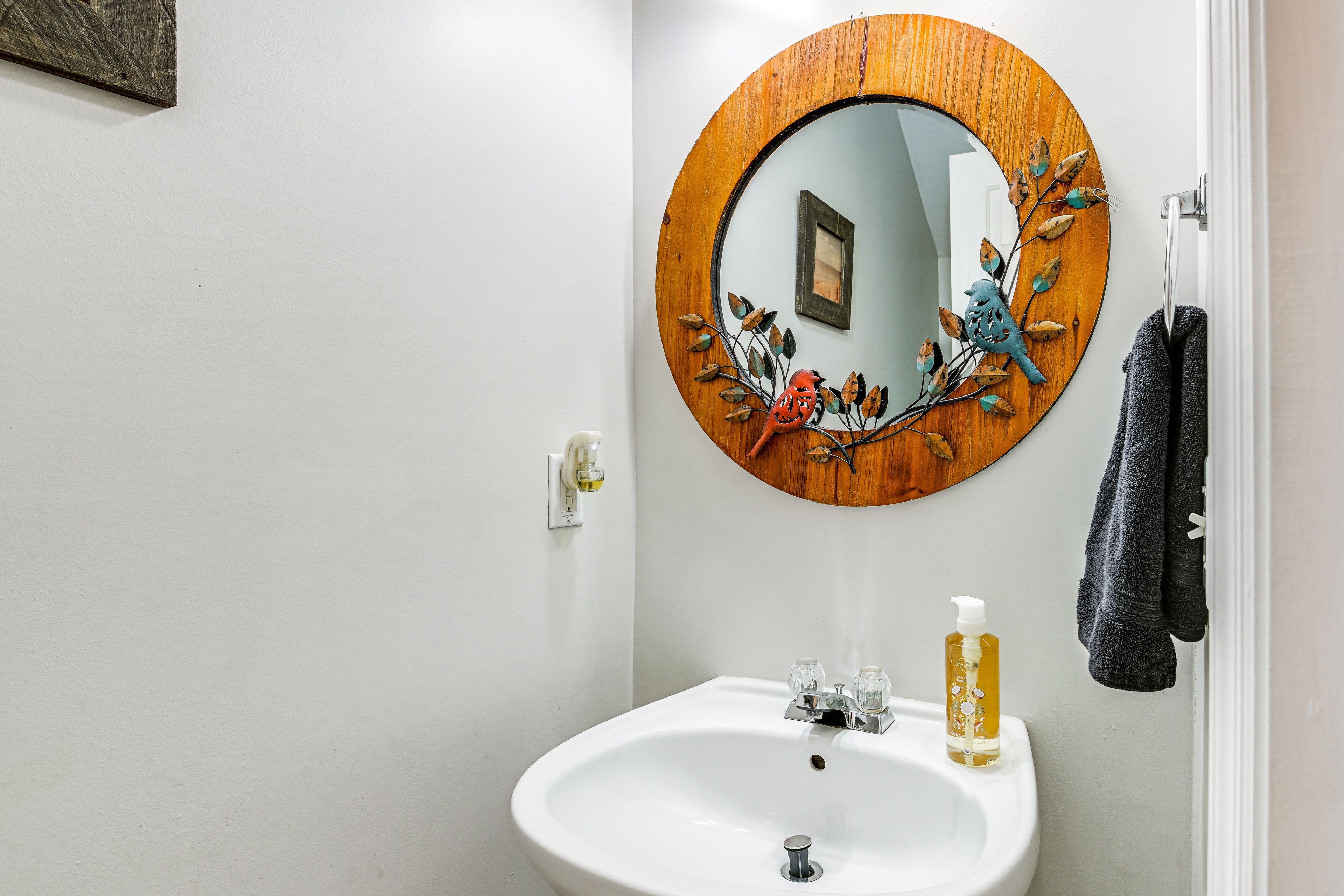 Half Bathroom | 1st Floor | Complimentary Toiletries | Towels Provided