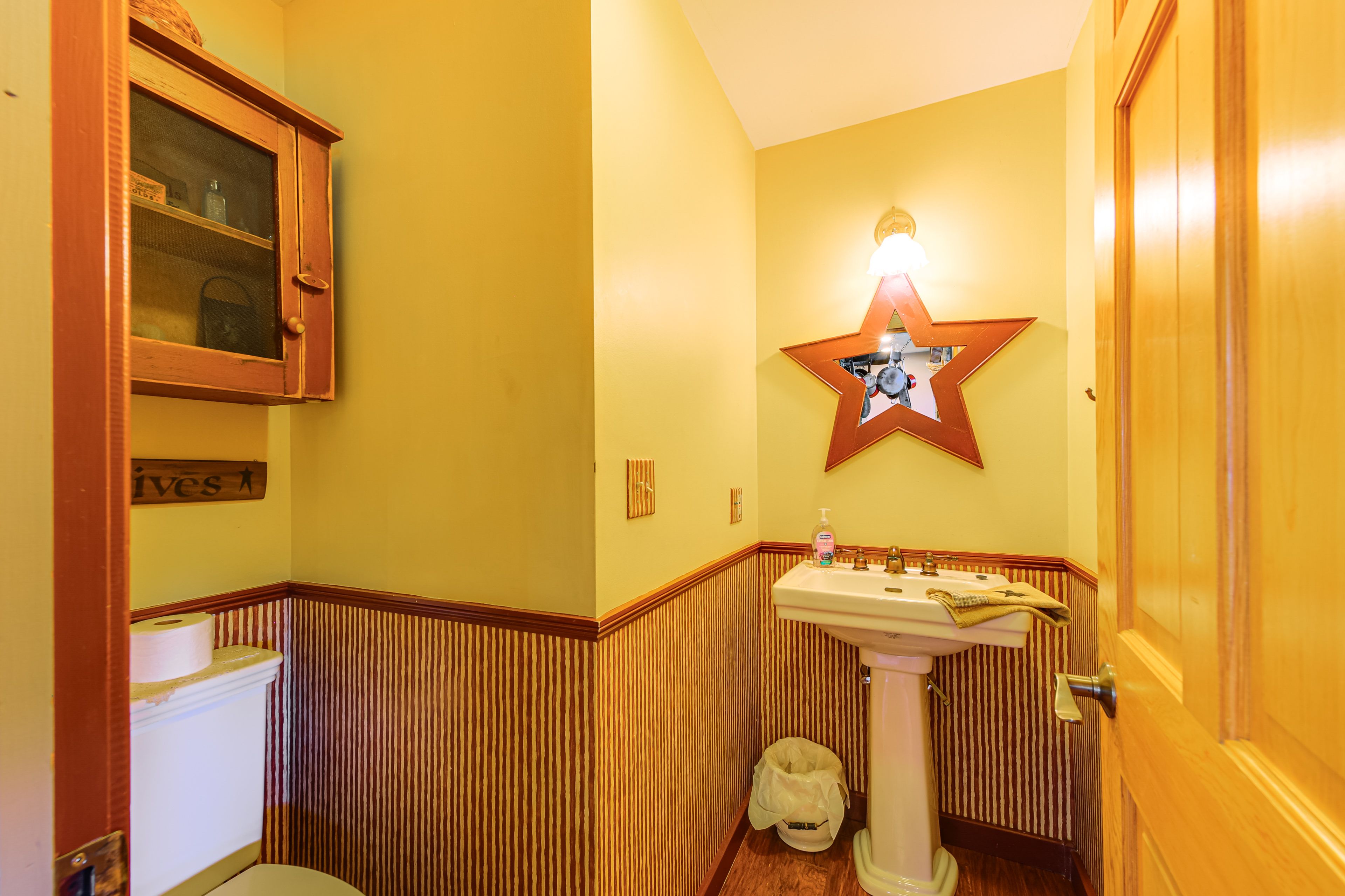 Half Bathroom | Main Level | Towels Provided
