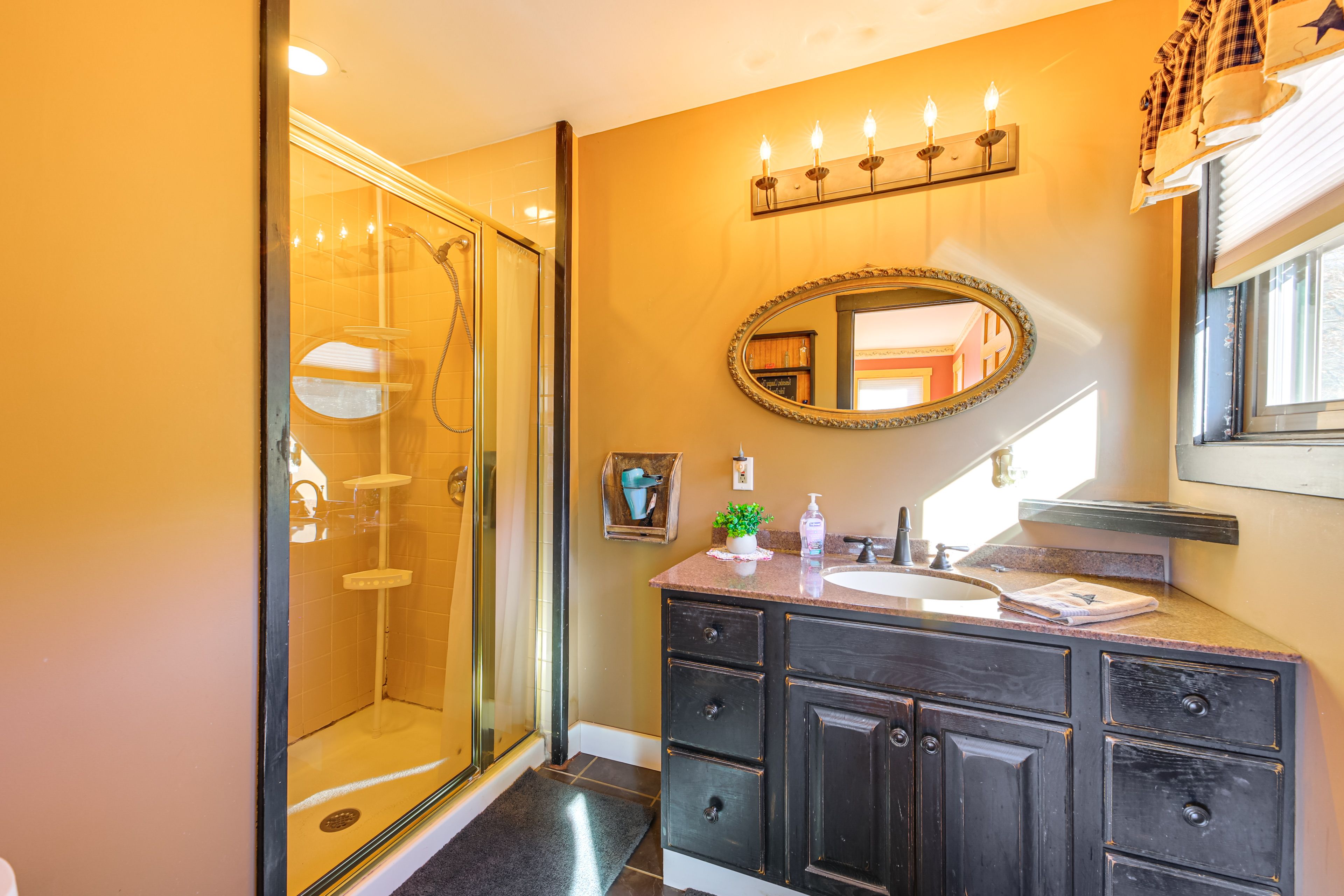 Full Bathroom | Main Level | Towels Provided