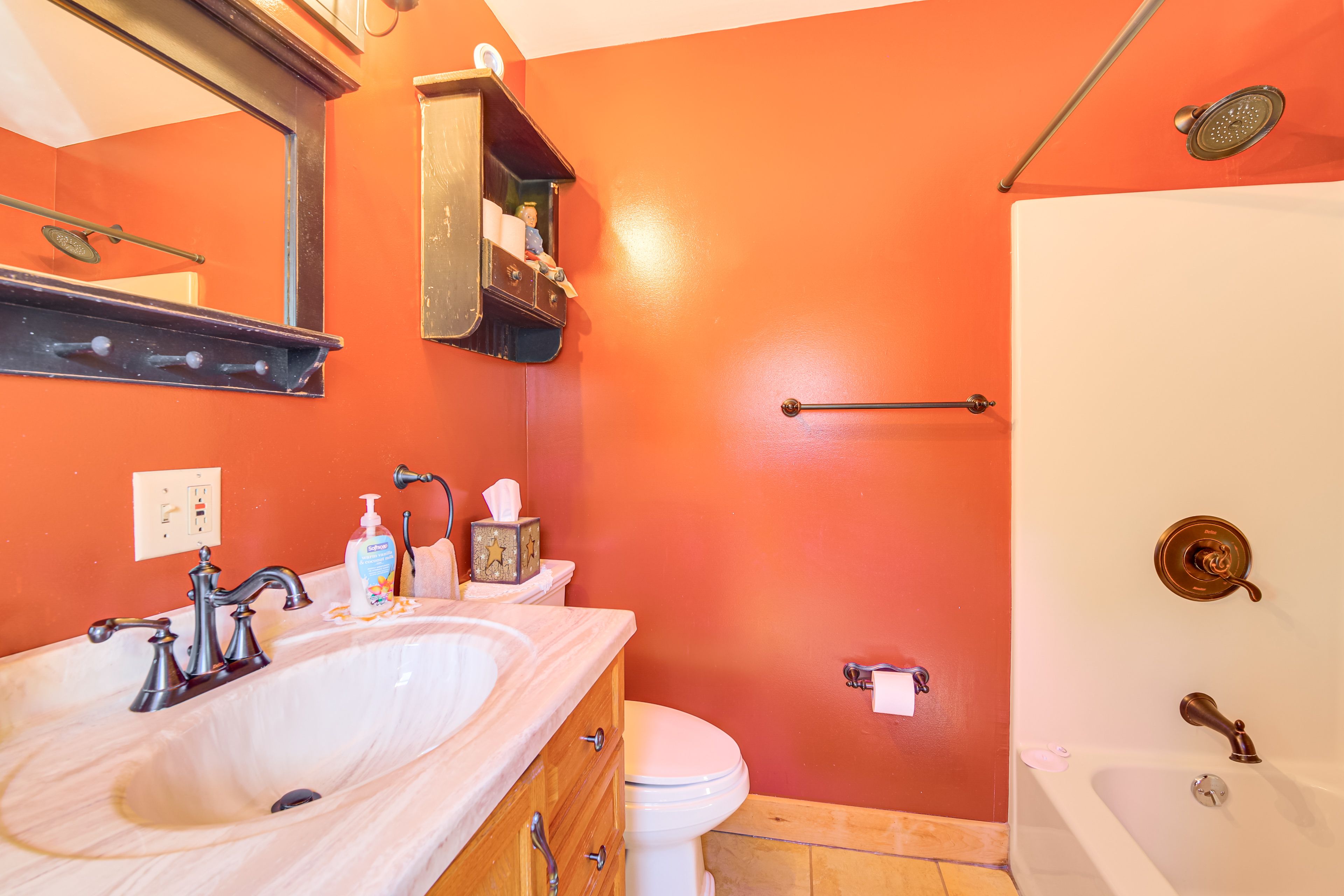 Full Bathroom | Lower Level | Towels Provided