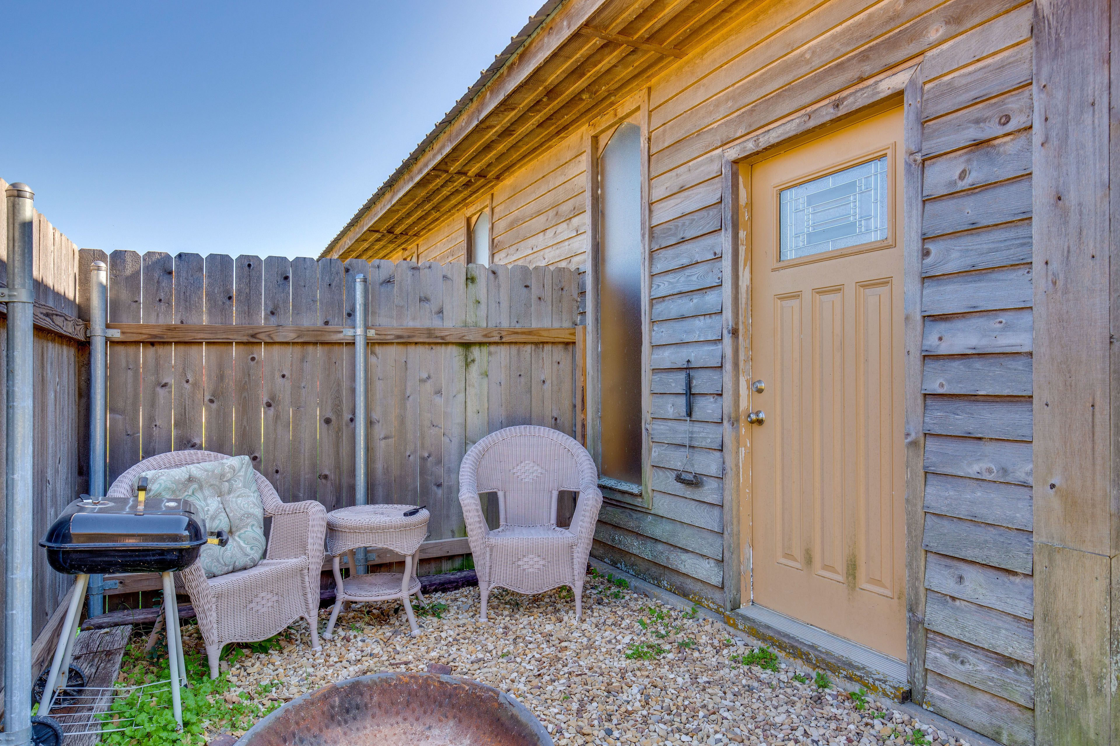 Outdoor Living Space | Charcoal Grill | Wood-Burning Fire Pit