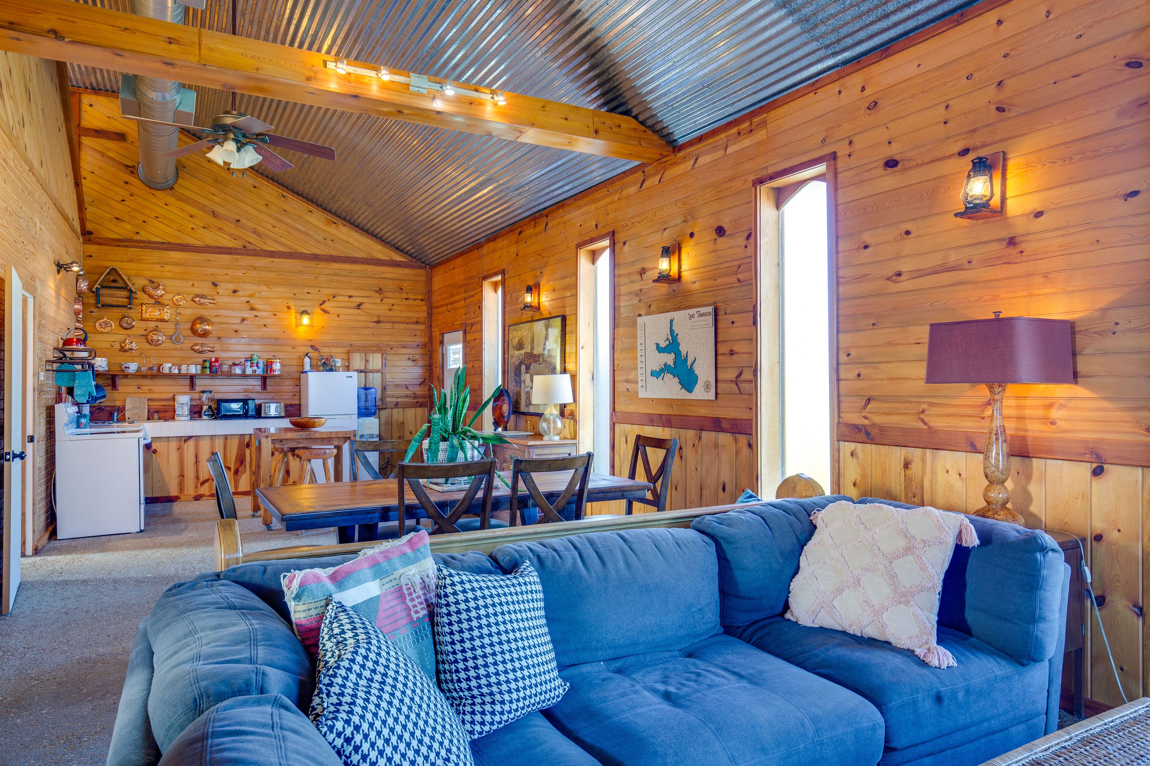 Living Room | Free WiFi | Central A/C & Heat