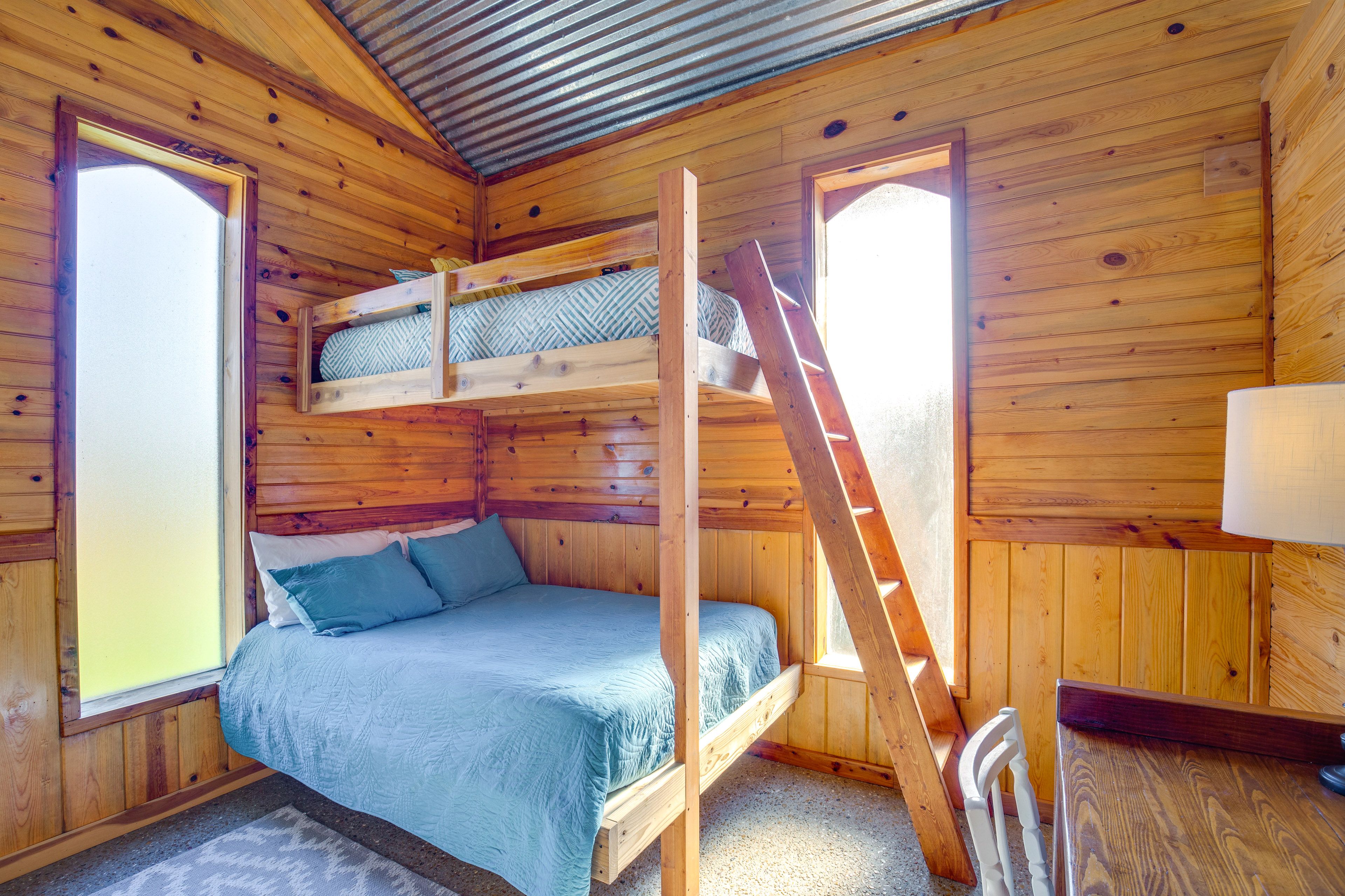 Bedroom 2 | Twin/Full Bunk Bed