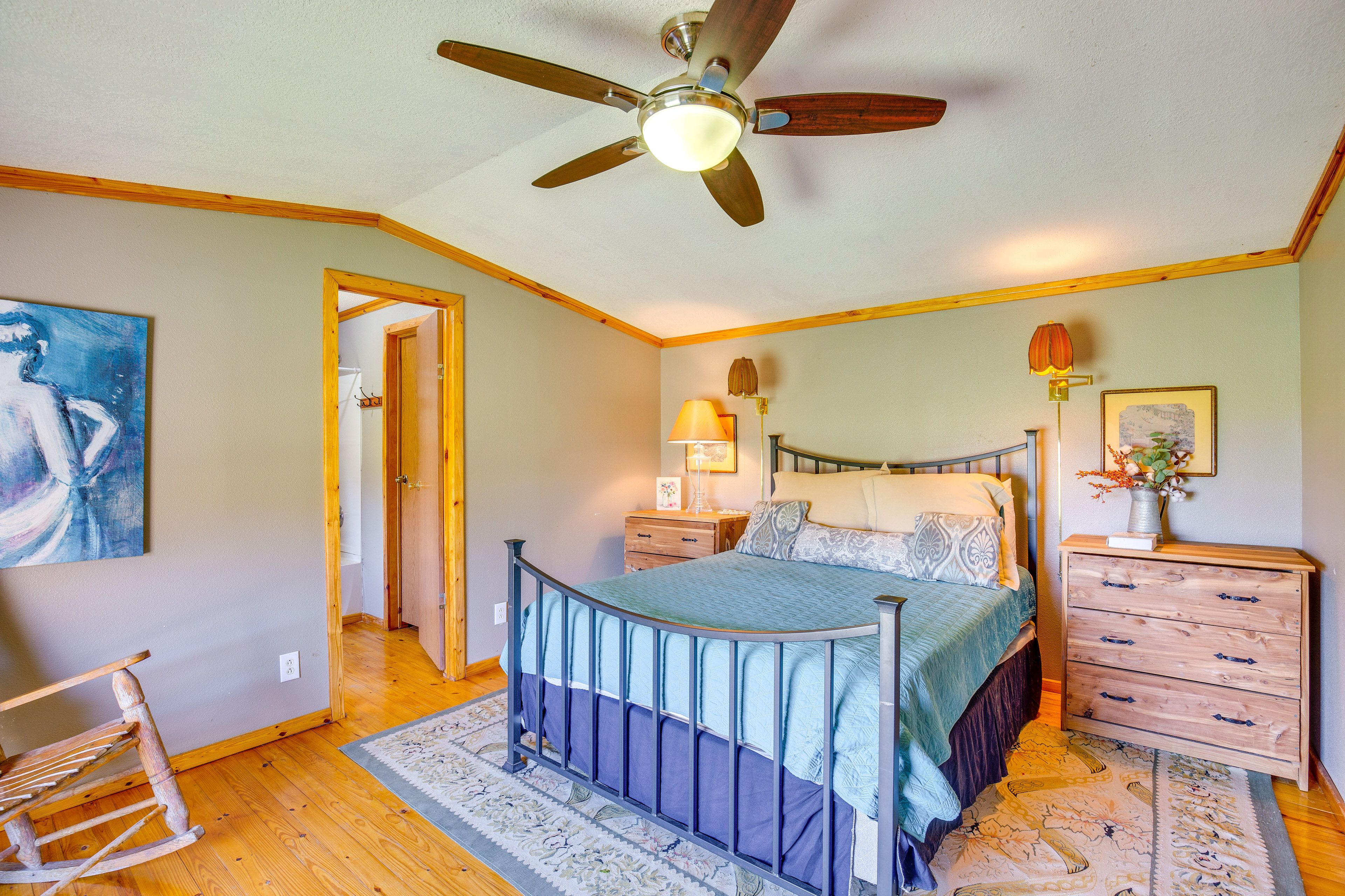 Bedroom 1 | Queen Bed