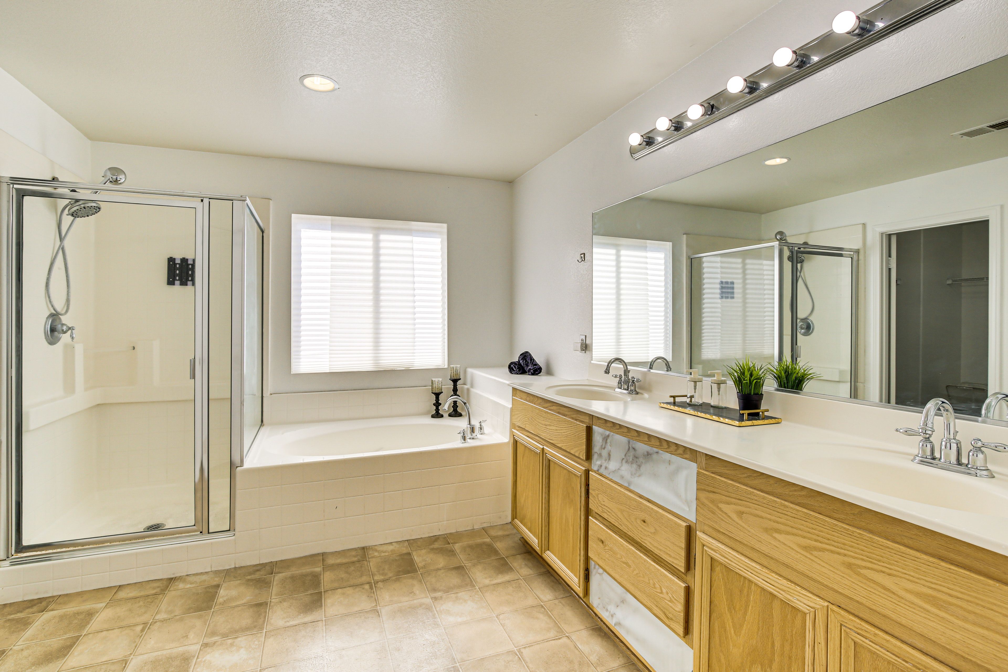 Full Bathroom | 2nd Floor | Towels Provided