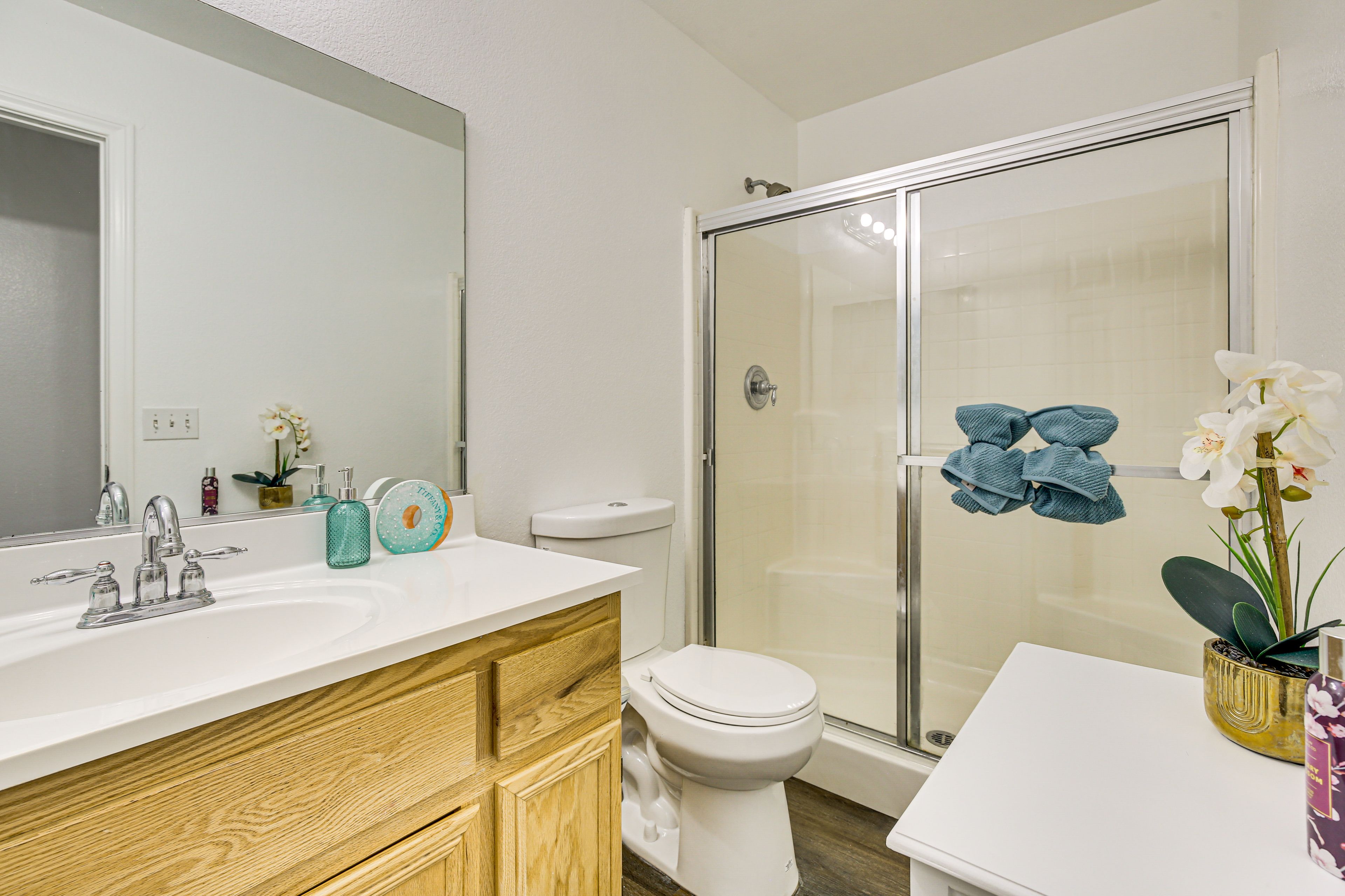 Full Bathroom | 2nd Floor | Towels Provided
