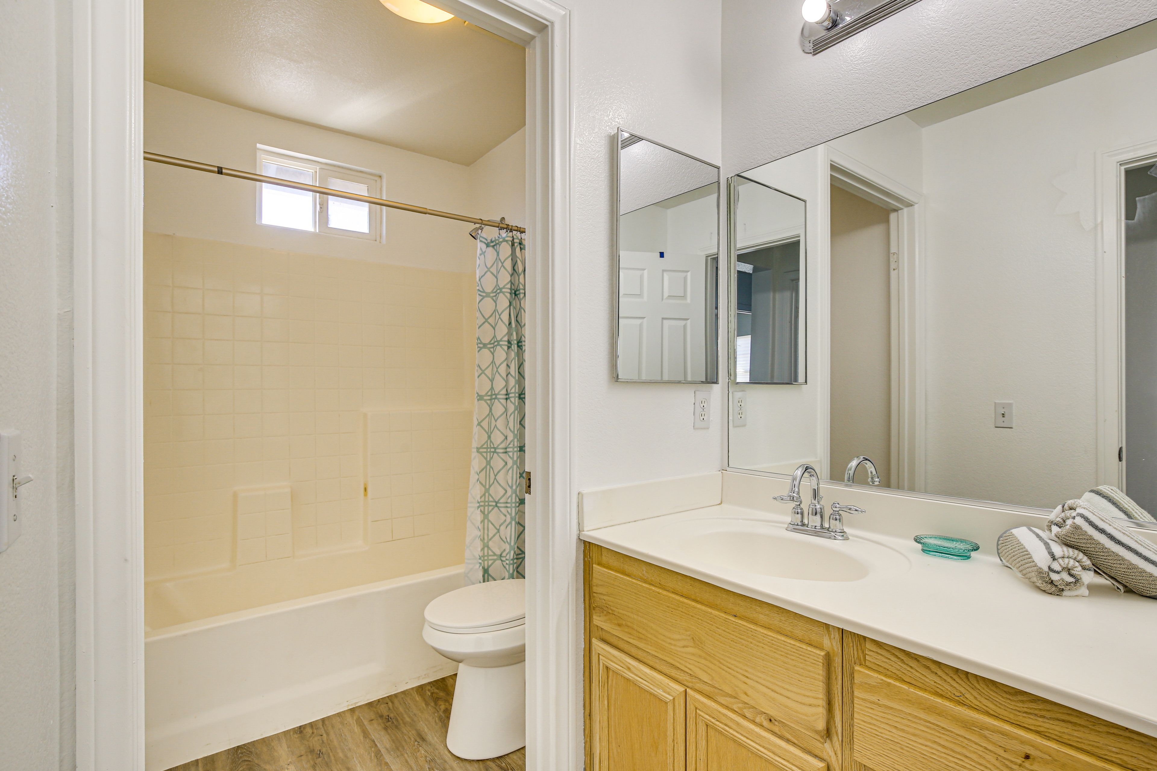Full Bathroom | 1st Floor | Towels Provided
