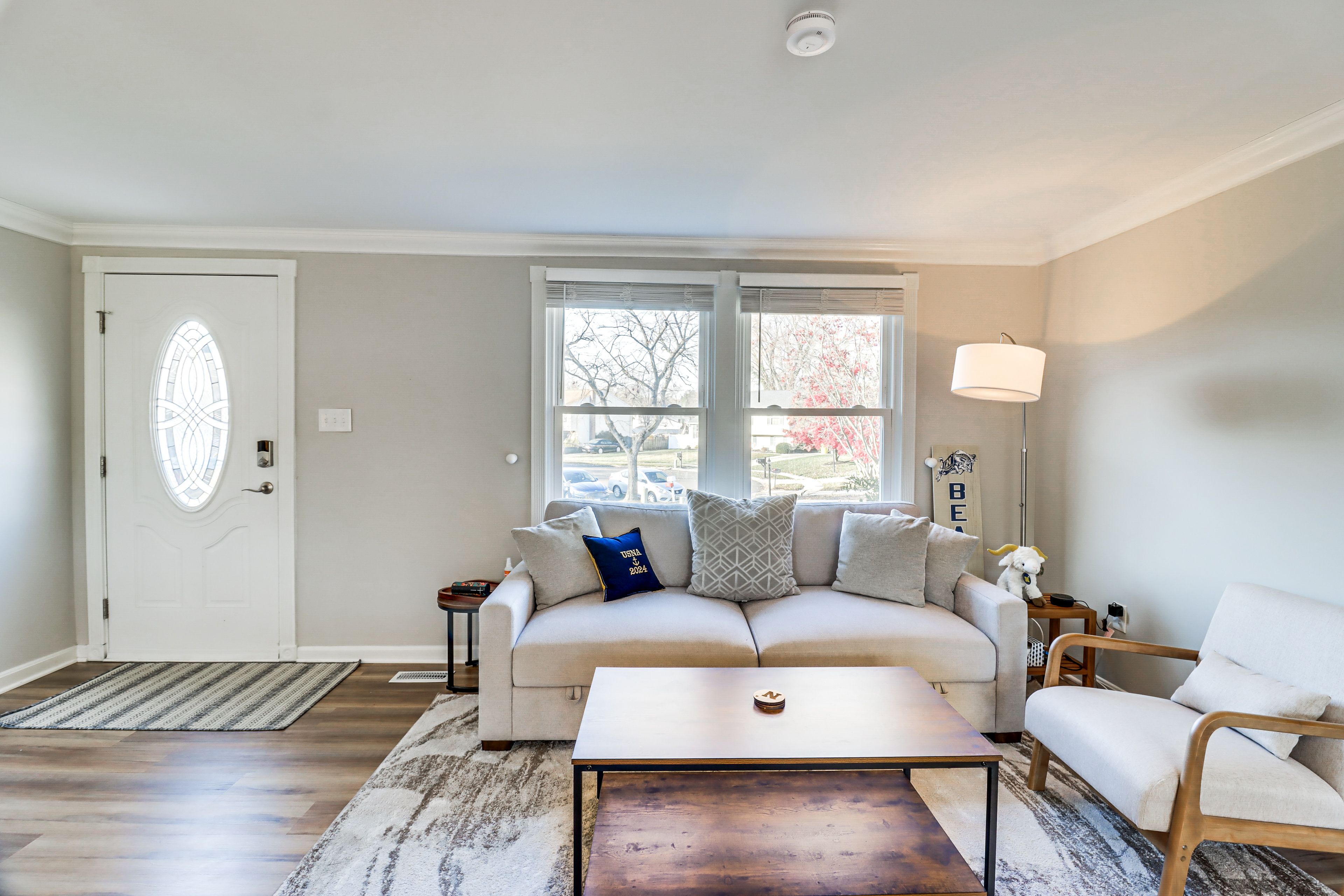 Living Room | Smart TV | Free WiFi | Central Air Conditioning/Heat