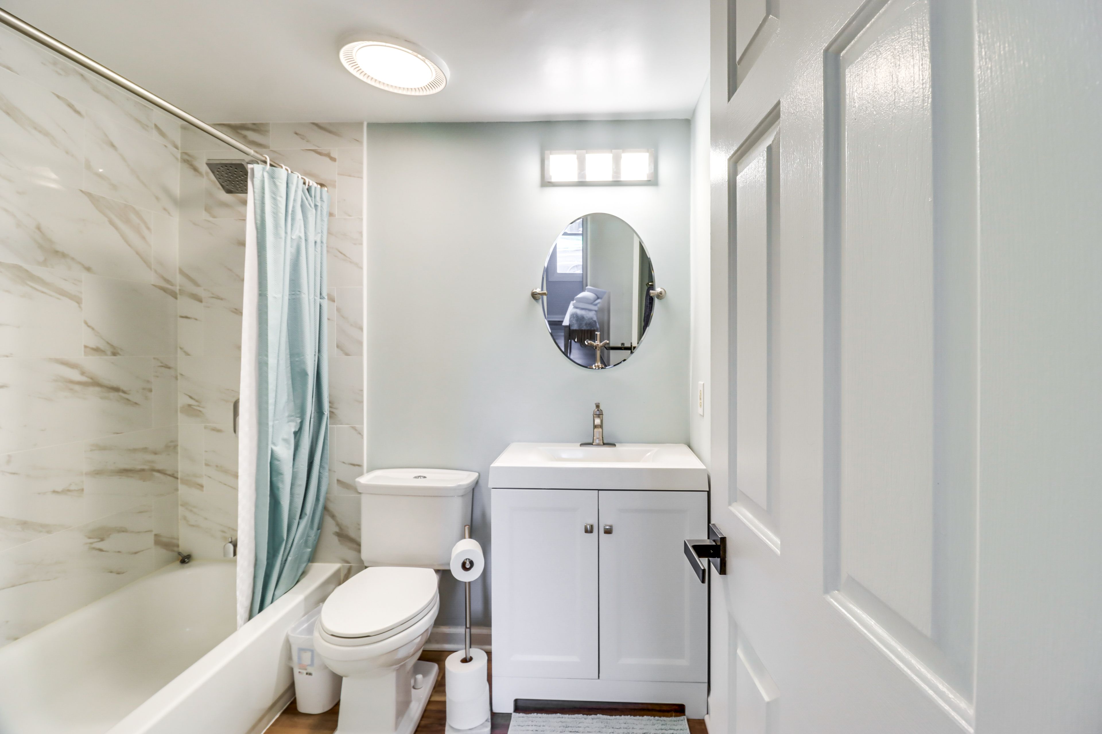 Full Bathroom | Towels Provided | Upper Level
