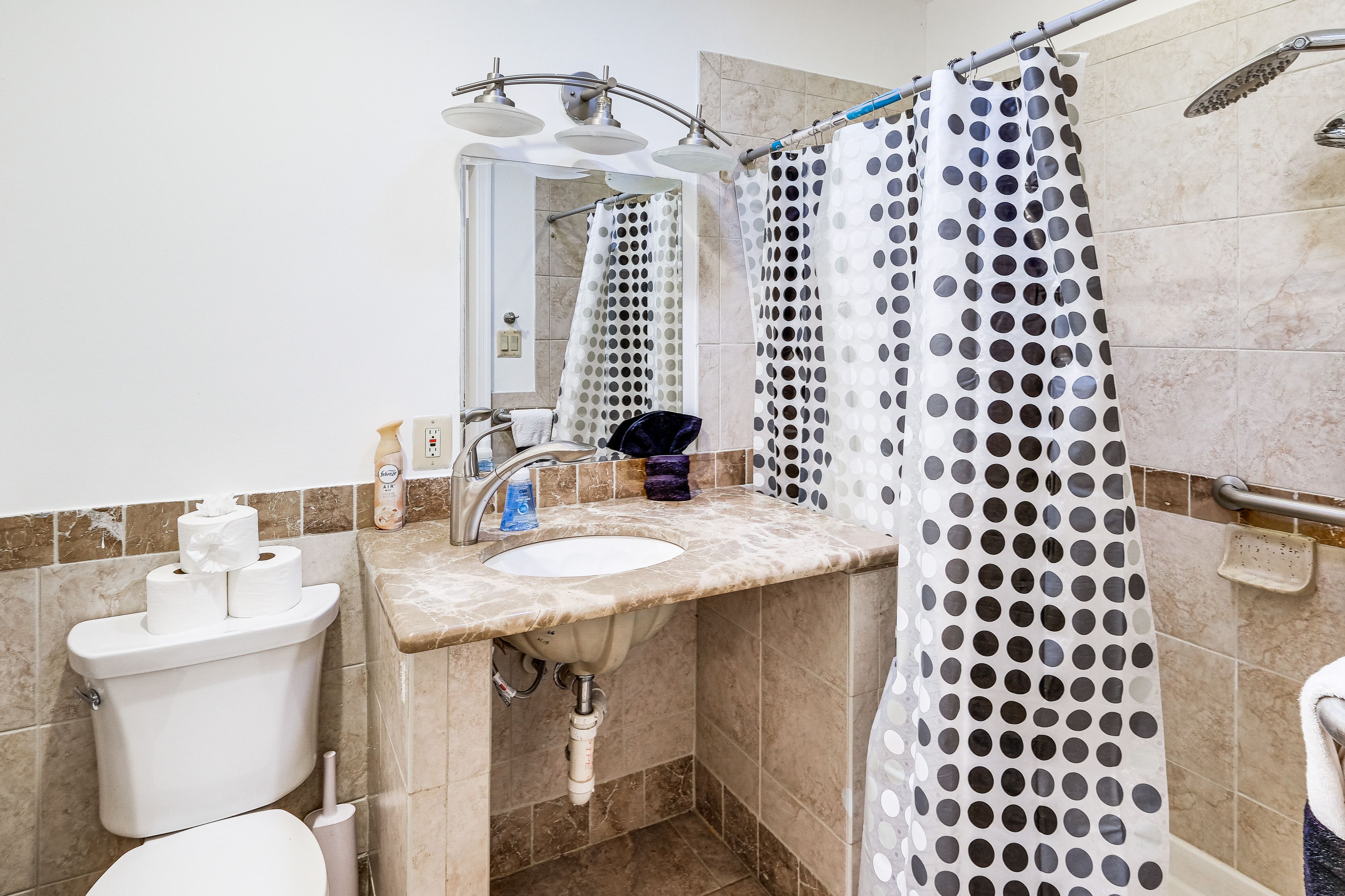 Full Bathroom | 2nd Floor | Towels Provided