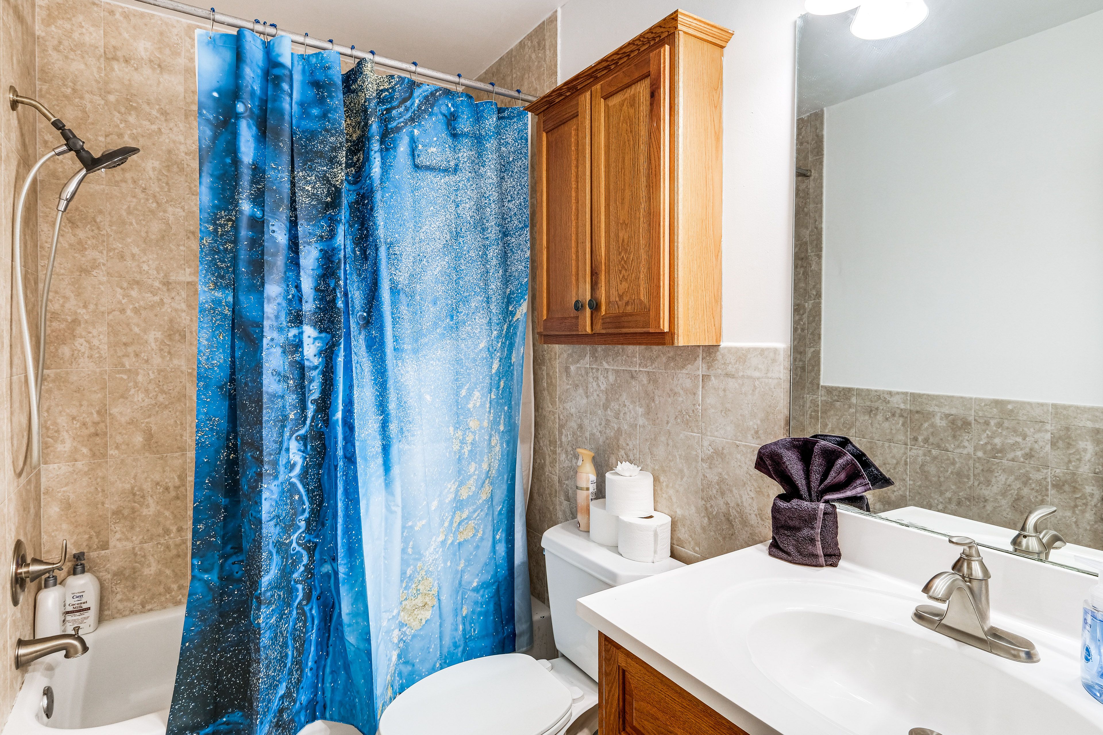 Full Bathroom | 2nd Floor | Complimentary Toiletries