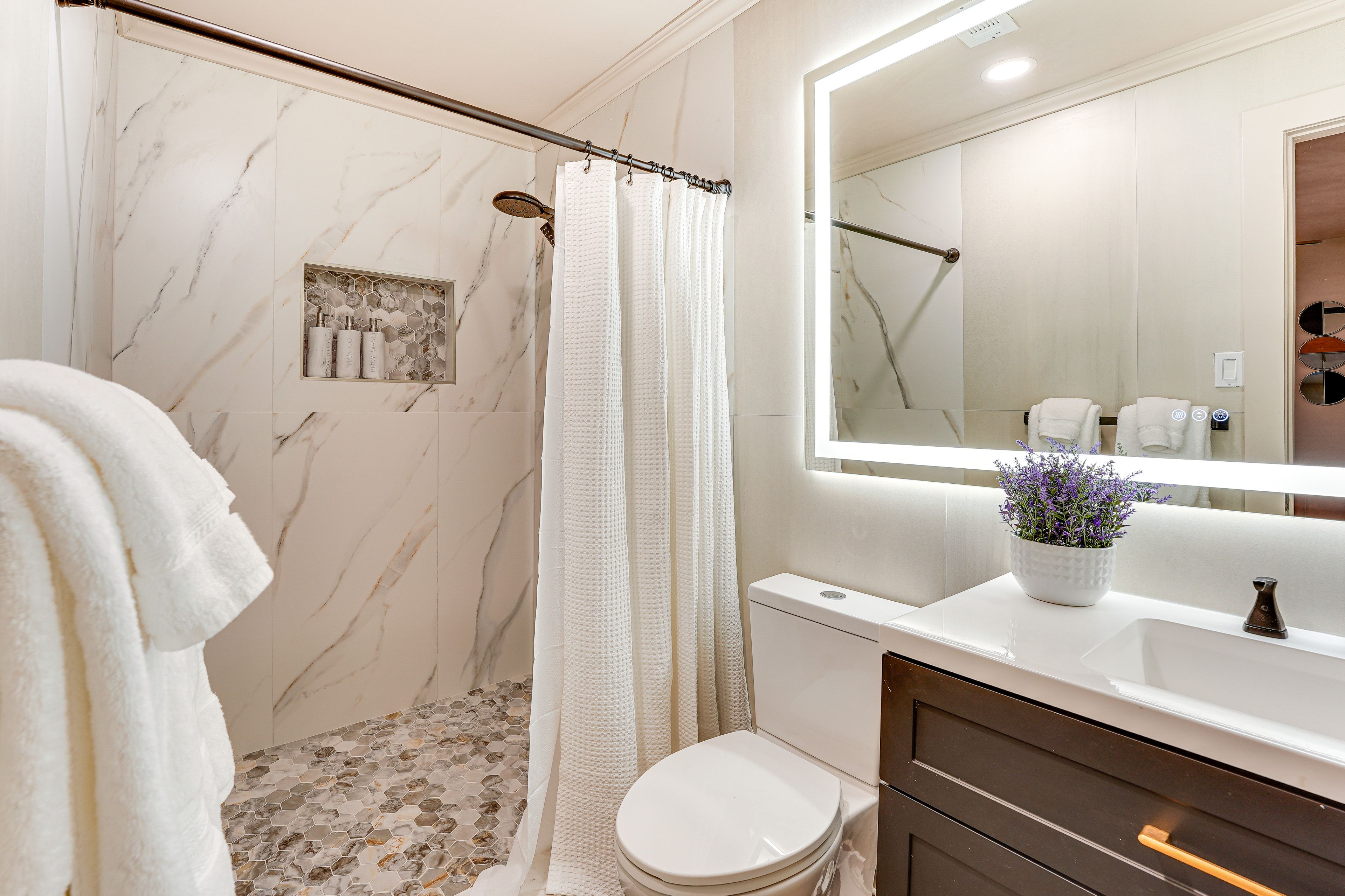 Full Bathroom | Towels Provided