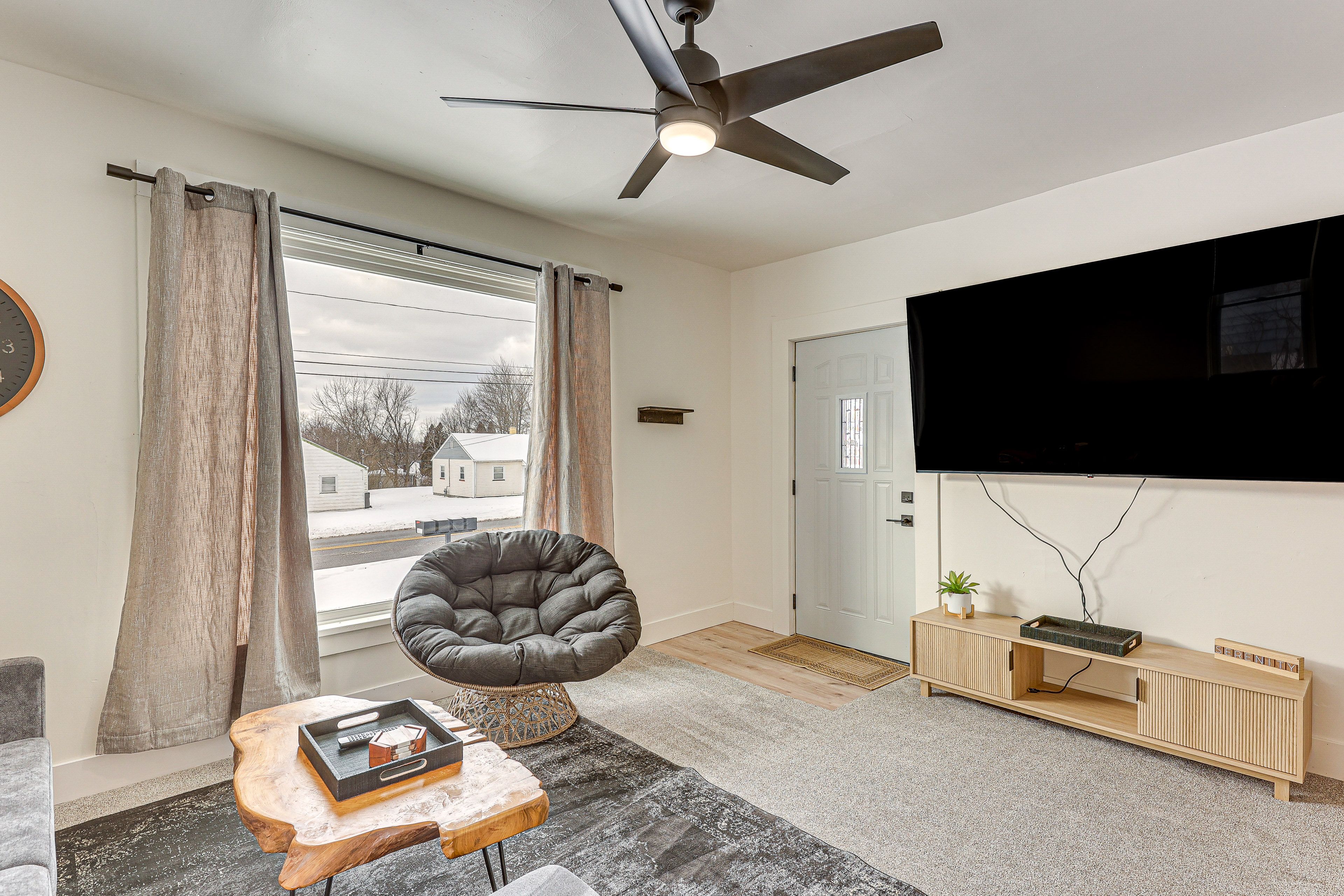 Living Room | 75" Smart TV | Free WiFi | Central A/C & Heating