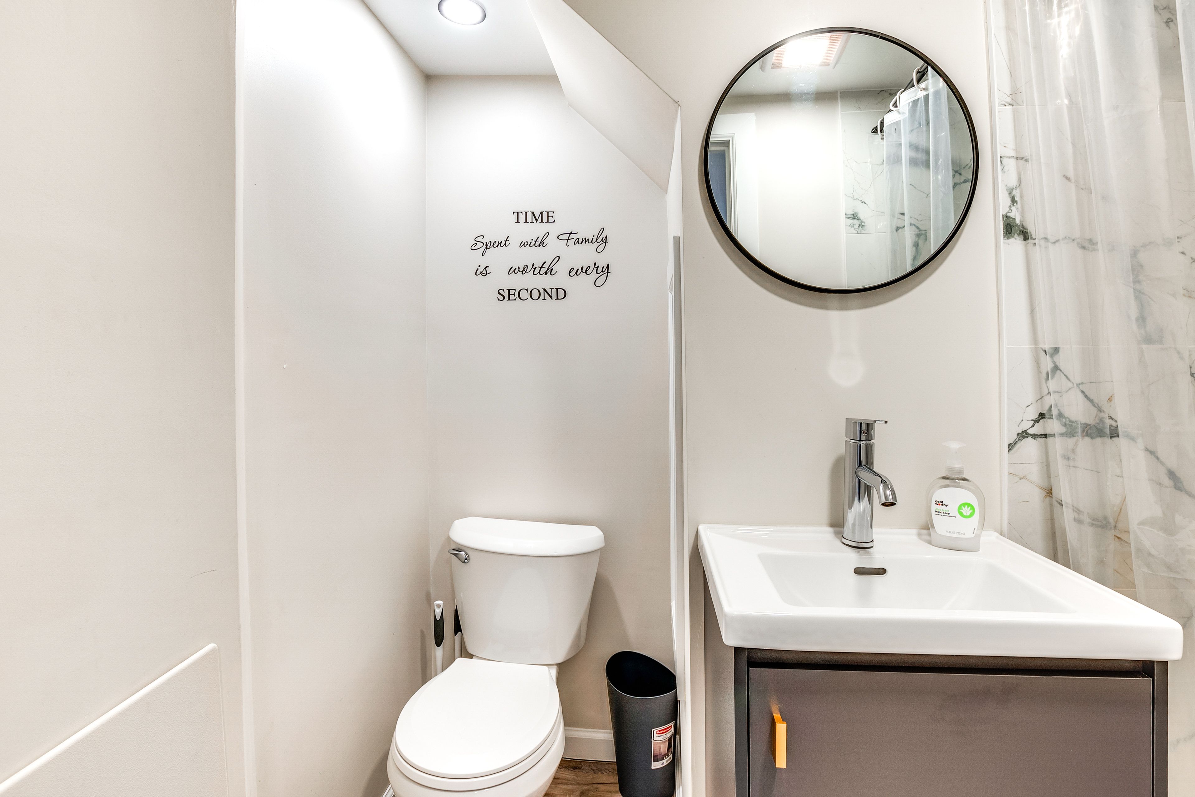 Full Bathroom | Towels Provided