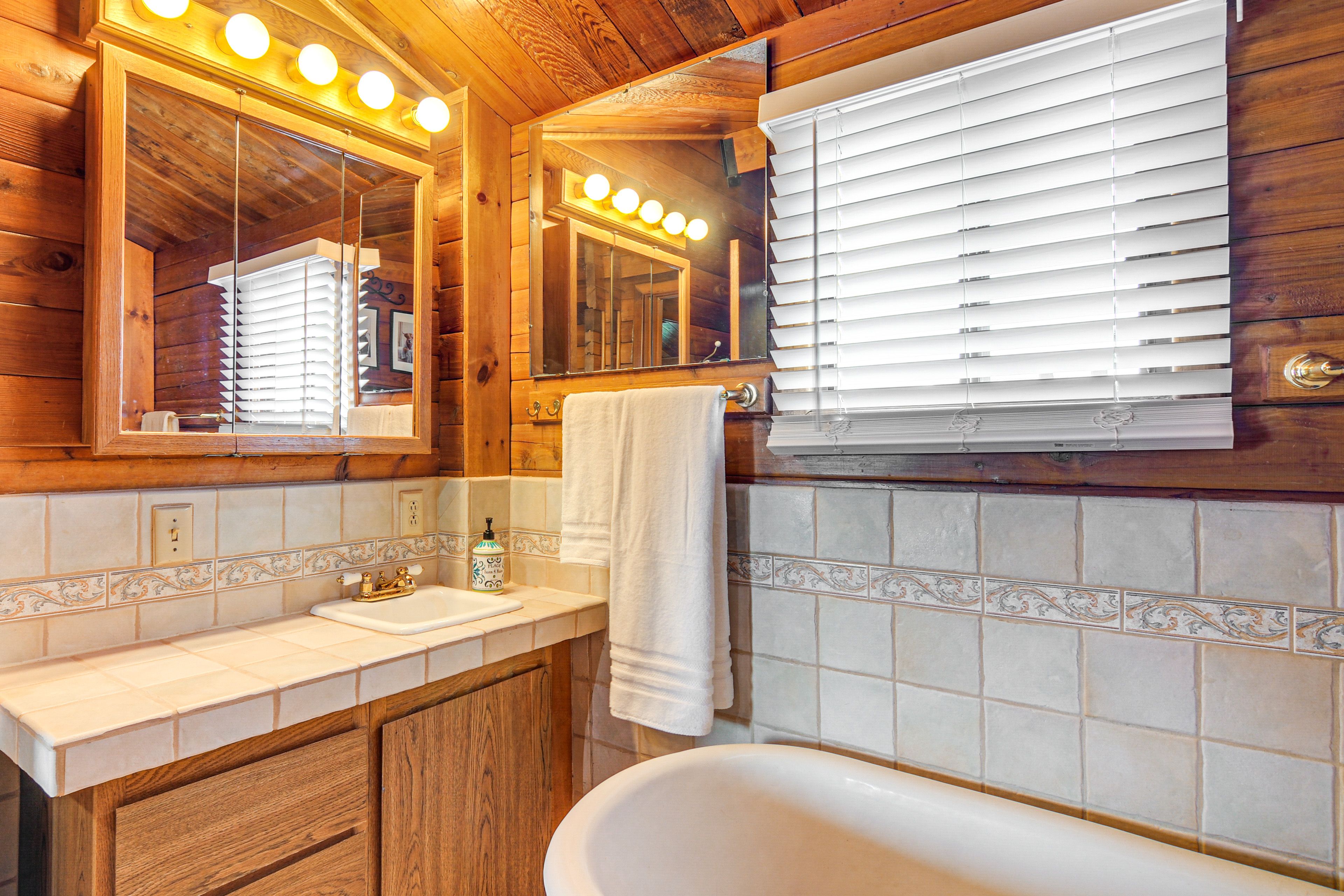 Full Bathroom | Towels & Linens Provided | Main Level