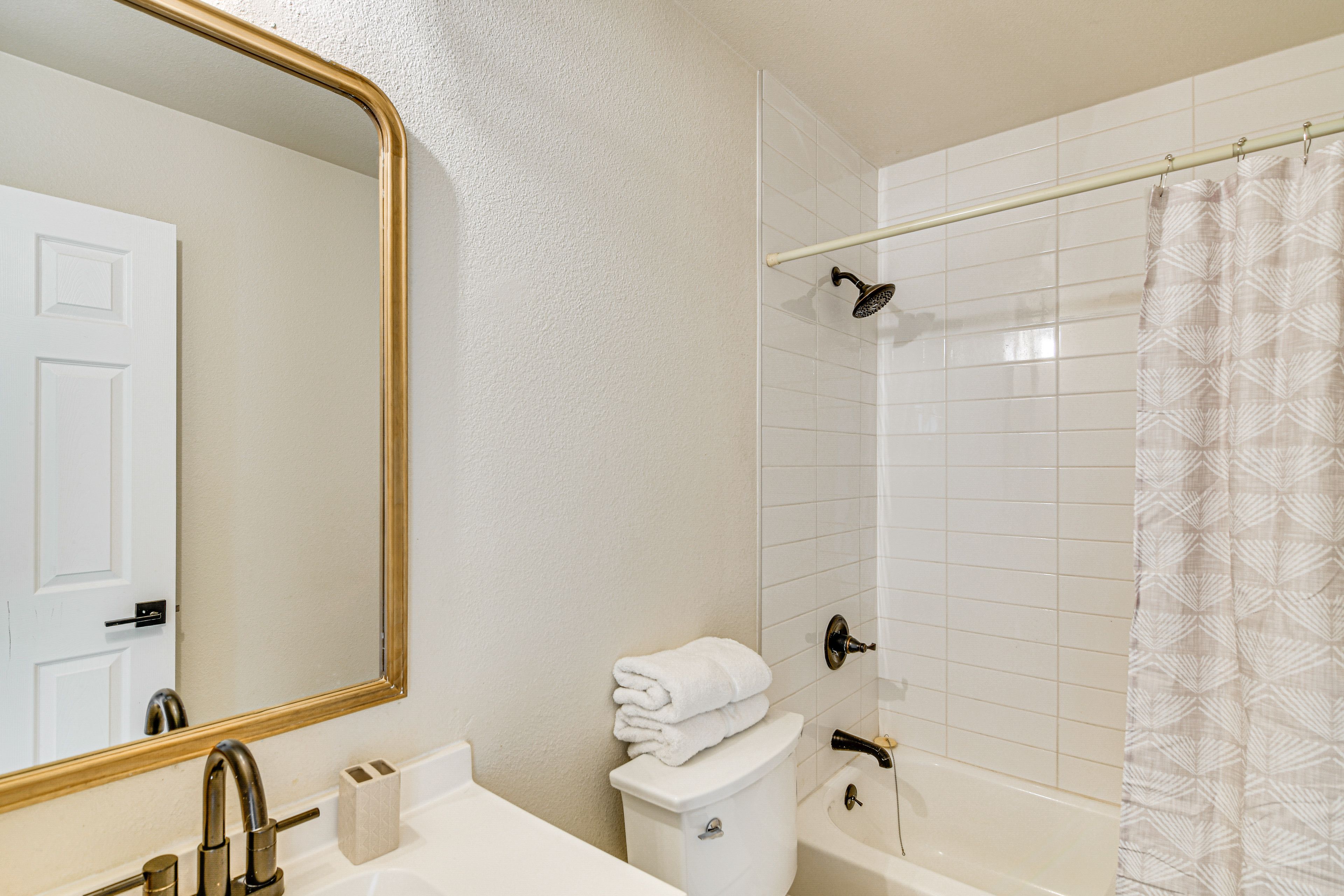 Full Bathroom | Shower/Tub Combo