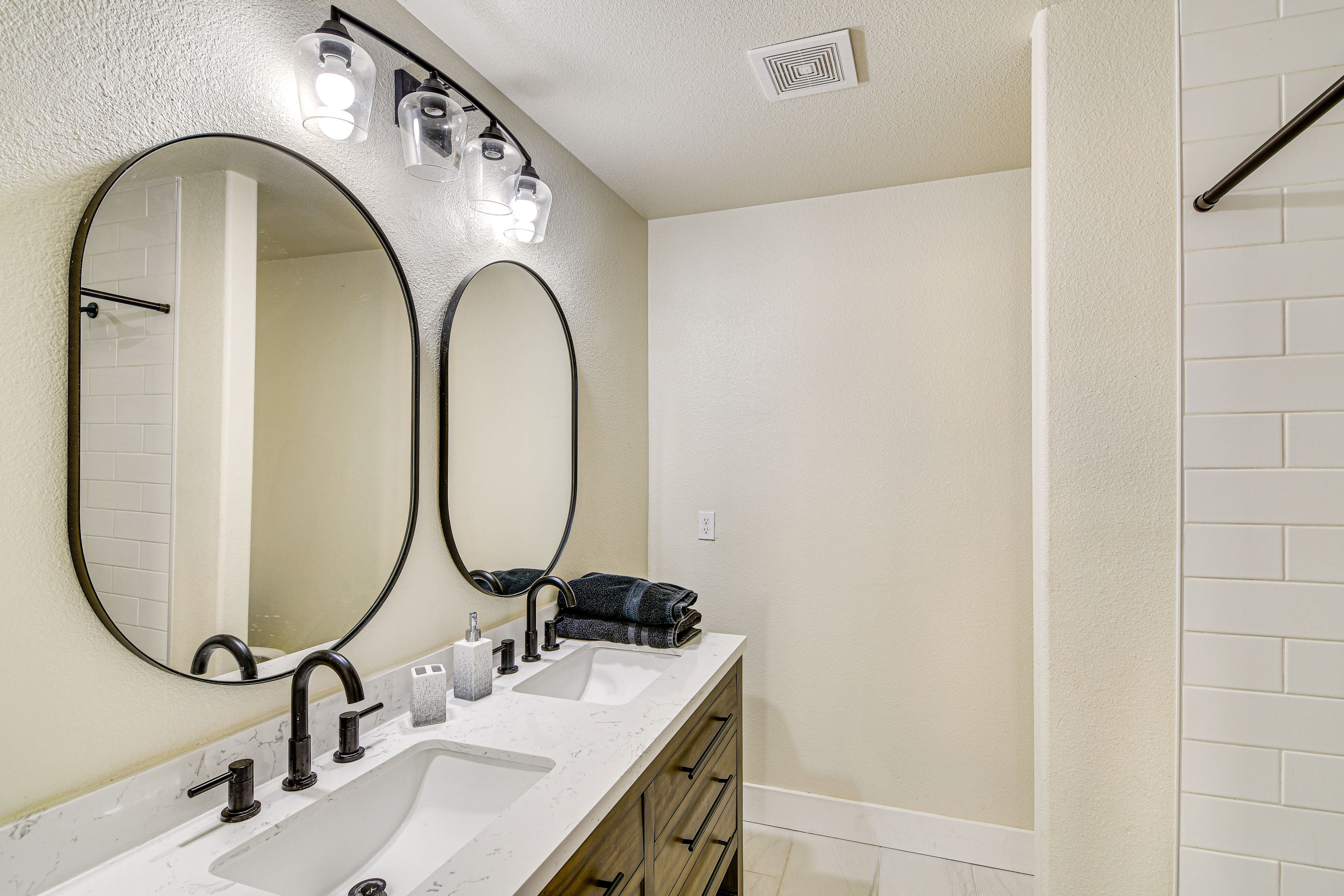 Full Bathroom | Towels Provided