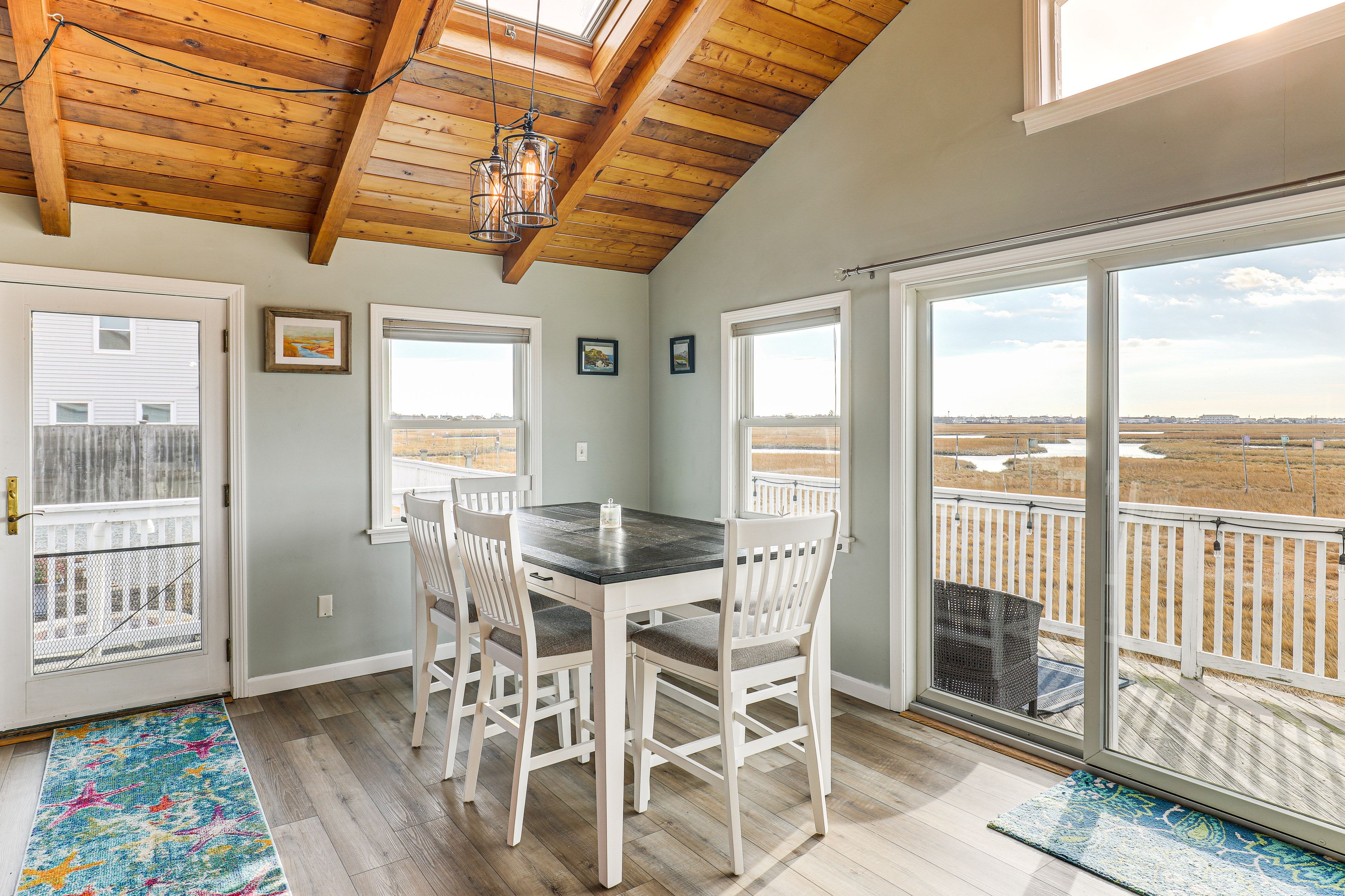 Dining Area | Dishware/Flatware Provided