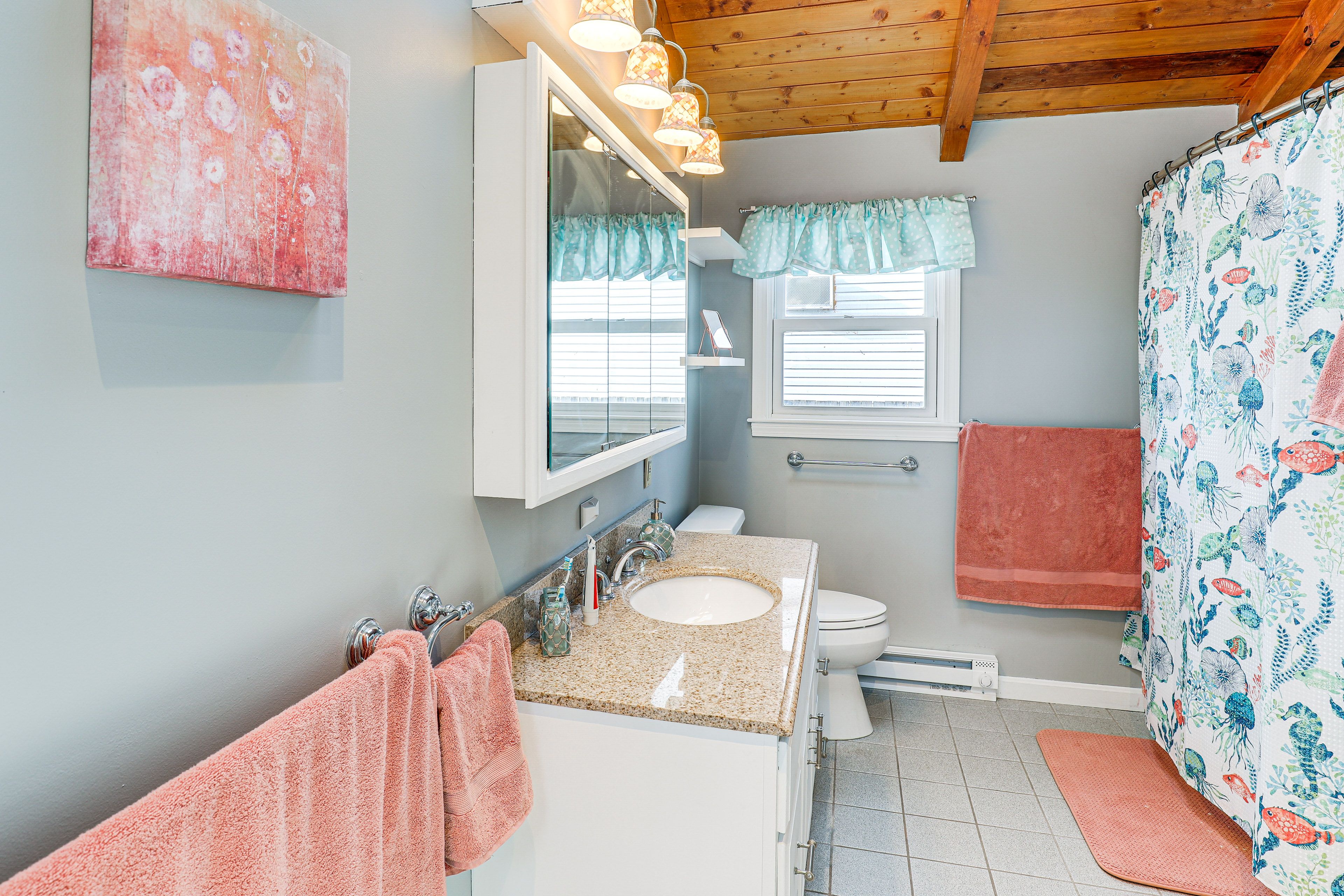 Full Bathroom | Complimentary Toiletries | Towels Provided