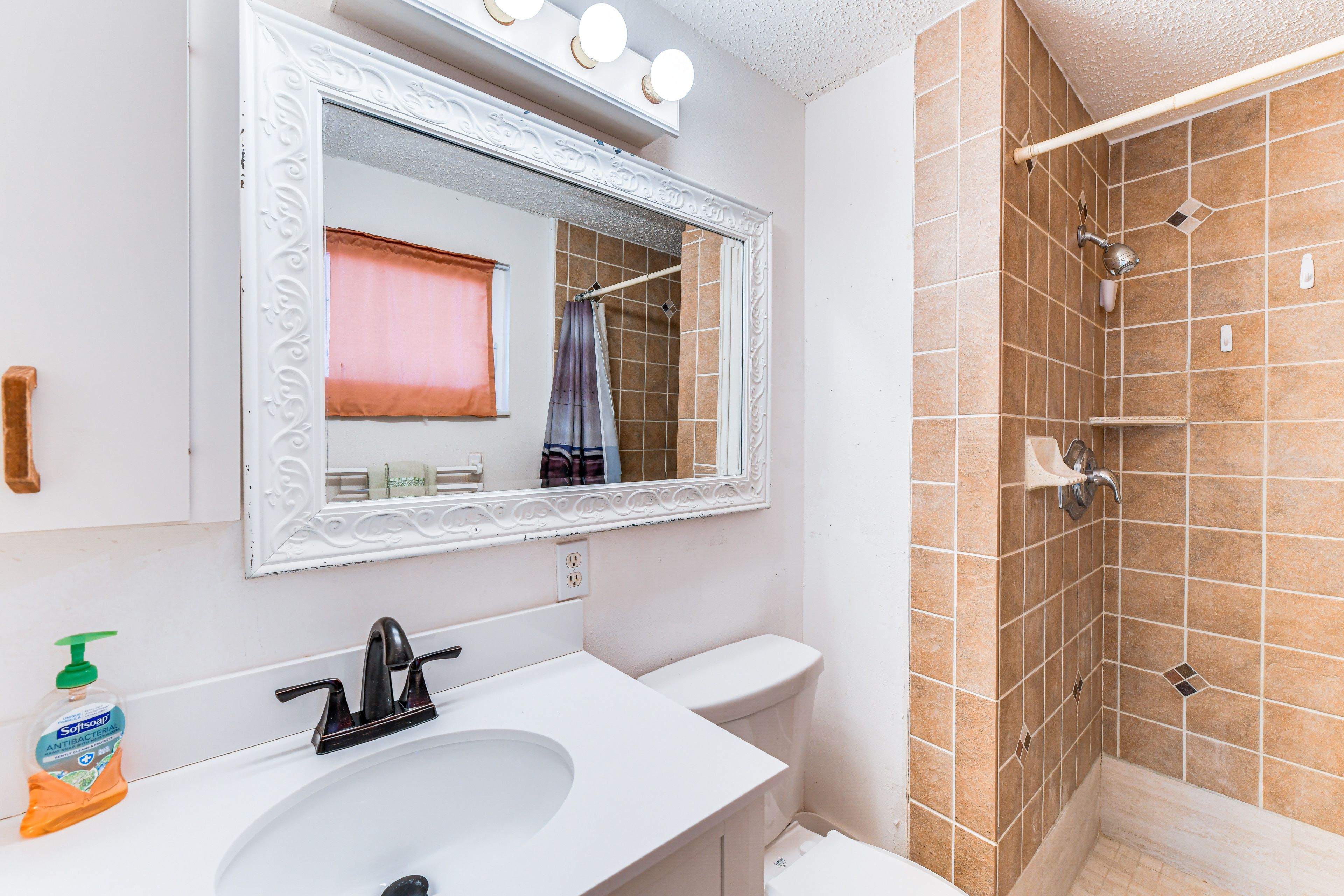Full Bathroom | Towels Provided